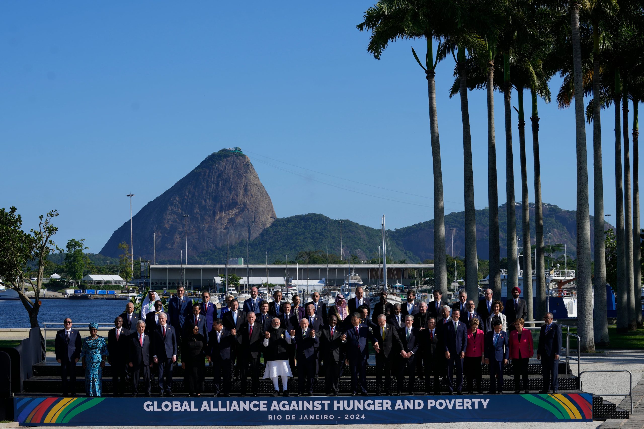 Con el Pan de Azúcar de fondo, los jefes de Estado que asisten a la cumbre del G20 posaron para una foto grupal, este lunes, en Río de Janeiro. (Foto: AP/Eraldo Peres)