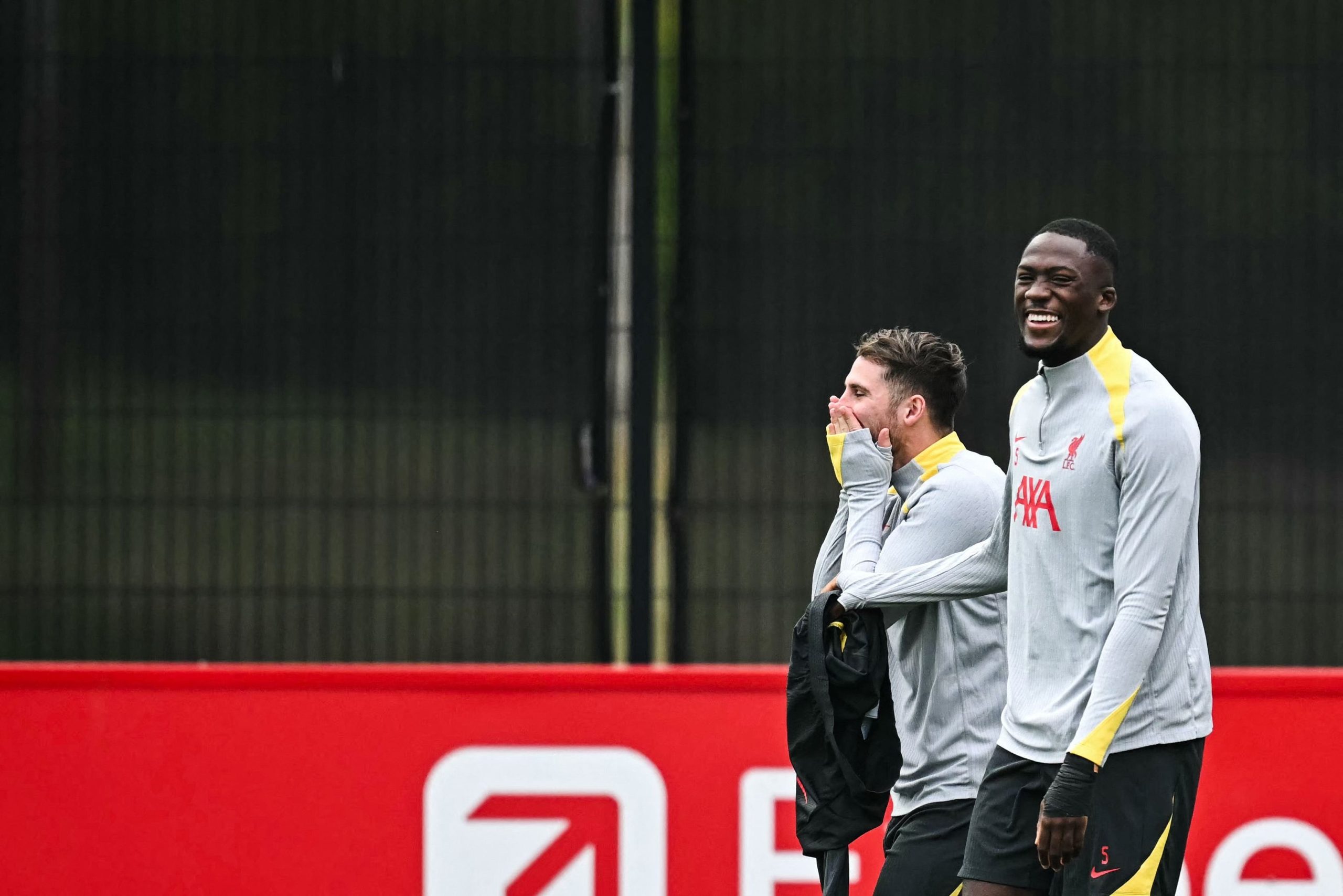 Alexis Mac Allister junto a Ibrahima Konate en el entrenamiento previo al duelo de este martes