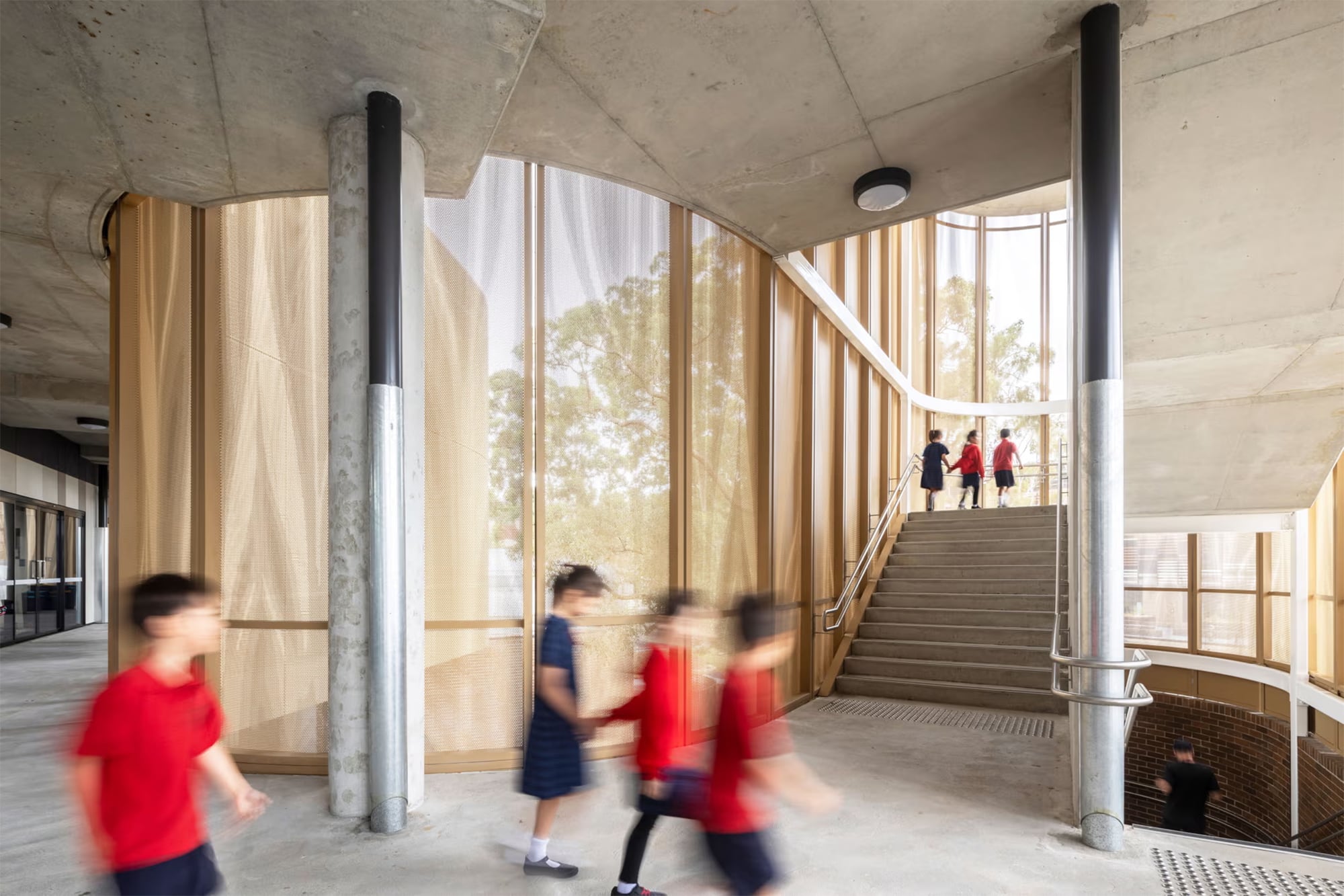 Durante el proceso de construcción, la escuela permaneció en funcionamiento para minimizar los impactos en los estudiantes y la comunidad local