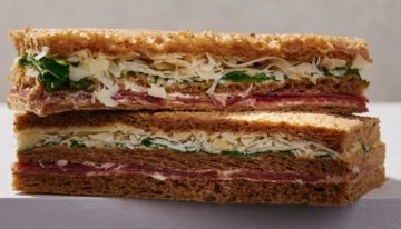 La emblemática confitería en CABA que conquista a todos con sus sandwiches de miga