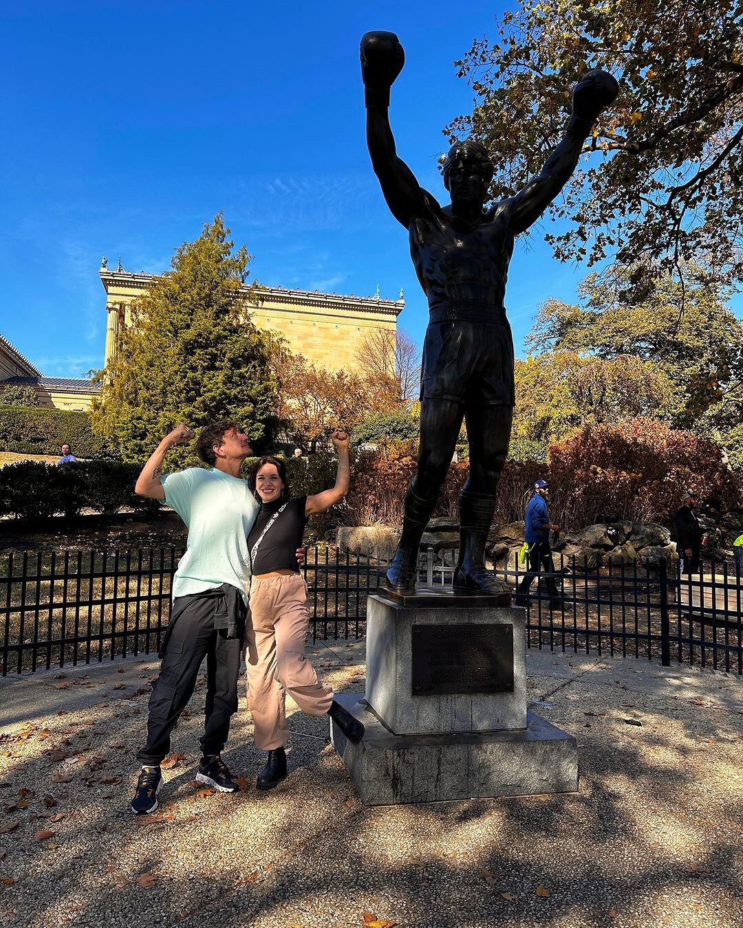 Nico Vázquez y Dai Fernández junto a la estatua de Rocky en Filadelfia. (Foto: Prensa)