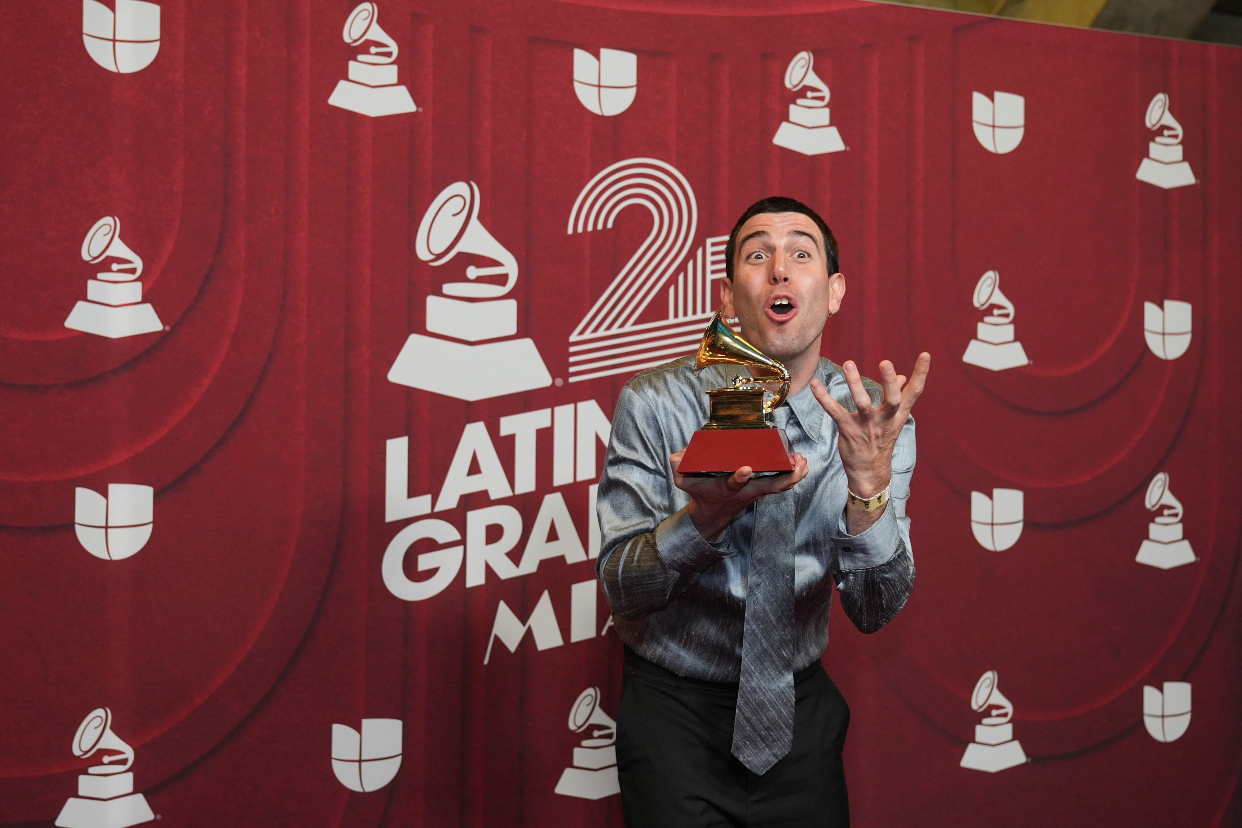 Conociendo Rusia posa tras ganar el premio a la mejor canción pop/rock en la 25a ceremonia anual del Latin Grammy el jueves 14 de noviembre de 2024, en Miami. (Foto AP/Rebecca Blackwell)