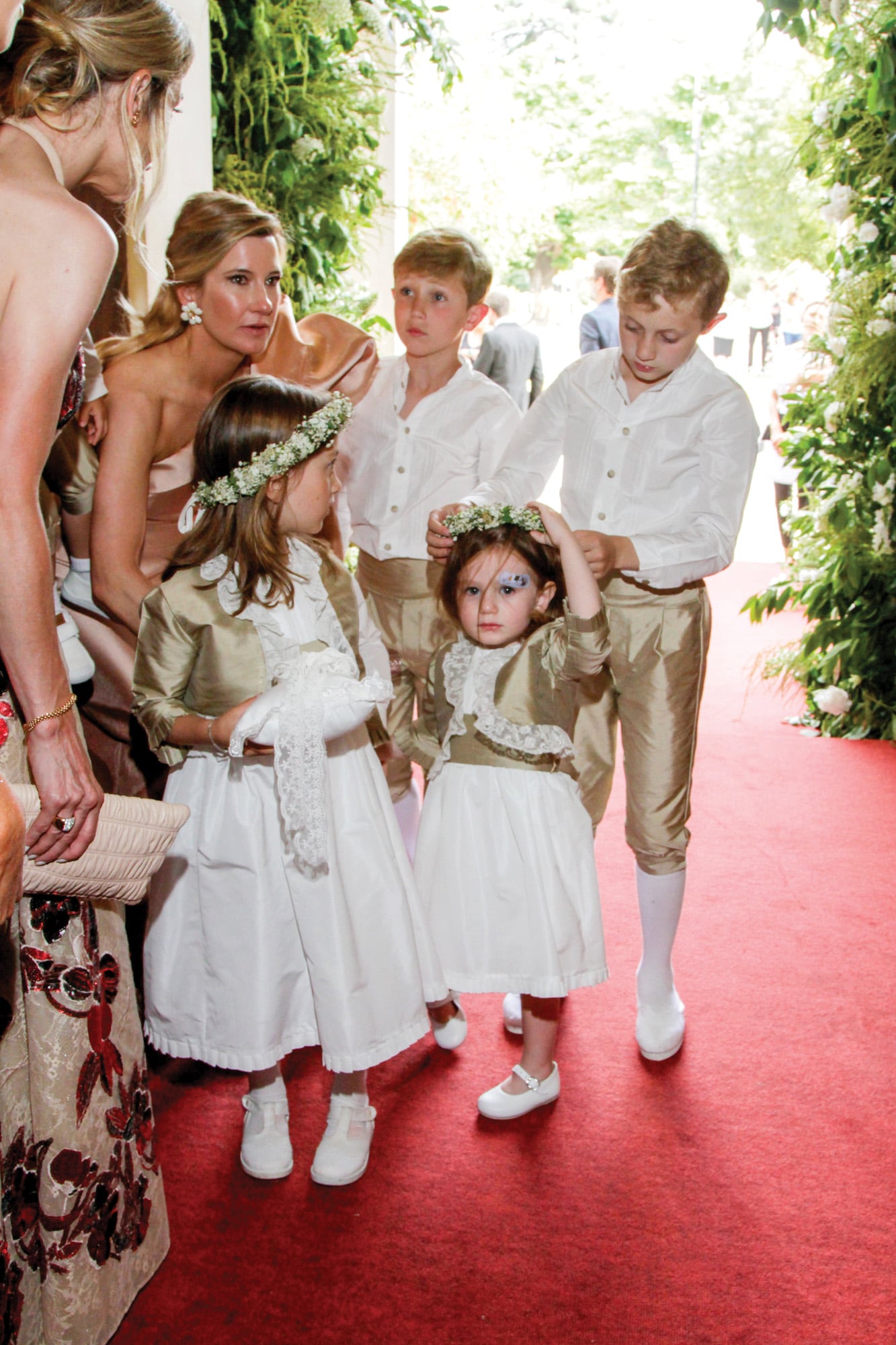 Agustina Blaquier, hermana de la novia, organiza el cortejo de chicos de la familia, encabezados por Génesis, la hija del novio. Ellos, con pantalones knickers y camisas blancas, y ellas, con vestidos y boleros de seda y coronitas de flores.