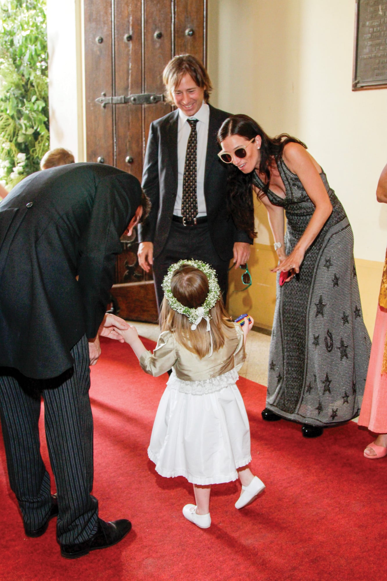 Gonzalo Blaquier y Pía Badaraco junto al novio, Maxi Diez, en la iglesia, con una de las chiquitas del cortejo.