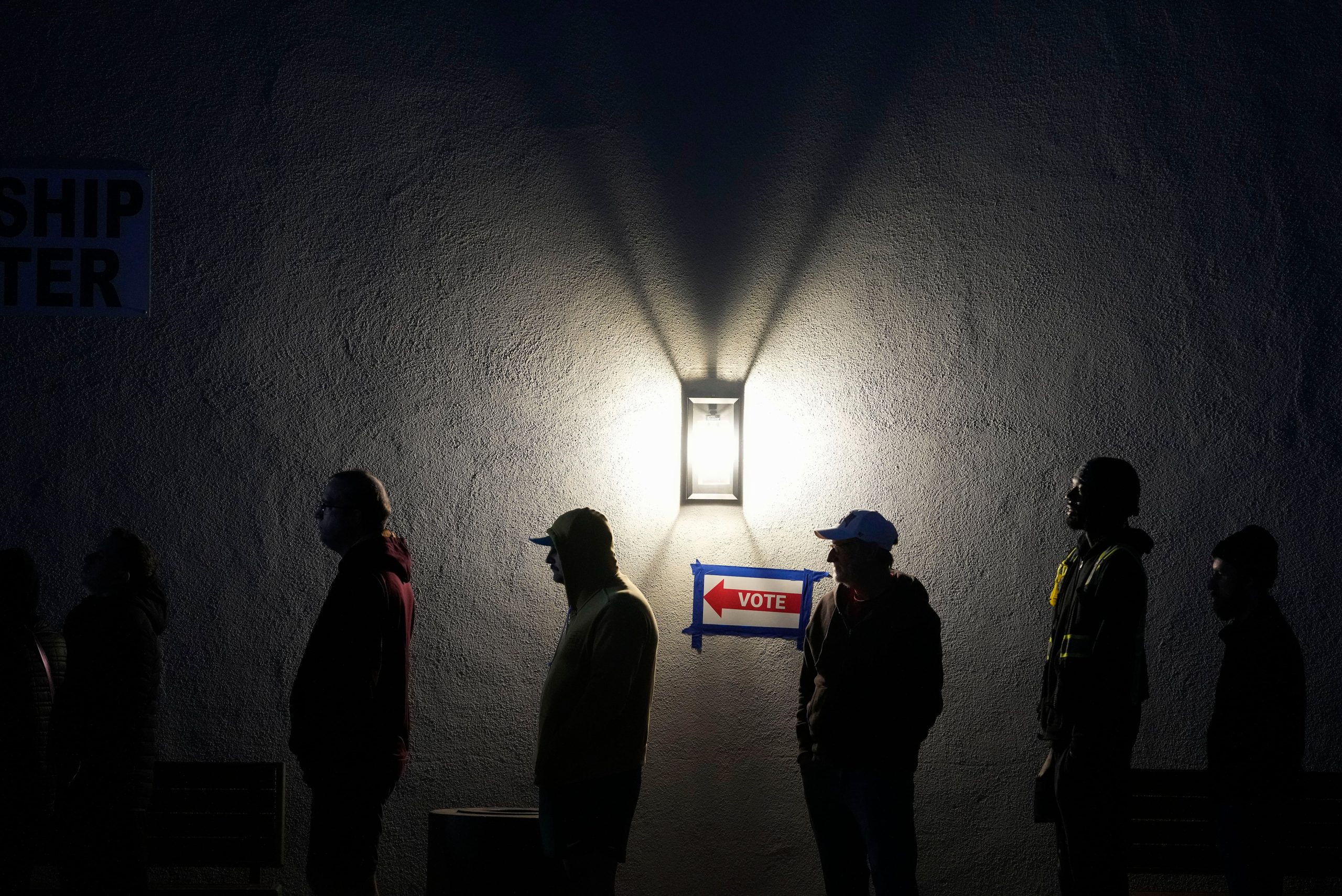 Un grupo de votantes forman una fila afuera de un centro de votación en Madison Church, el martes 5 de noviembre de 2024, en Phoenix, Arizona. (AP Foto/Matt York)