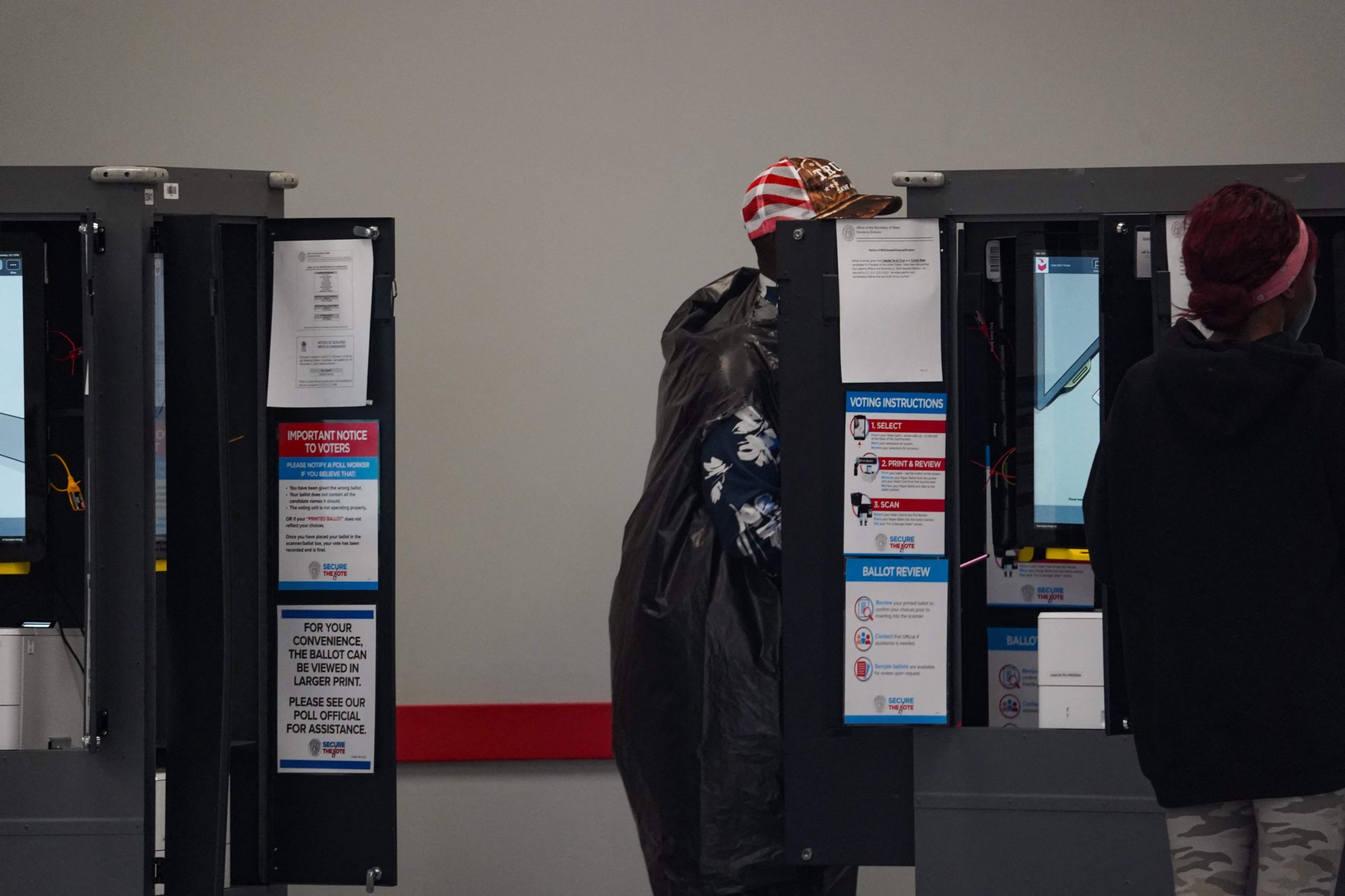 Un hombre emite su voto el 5 de noviembre de 2024 en Atlanta, Georgia