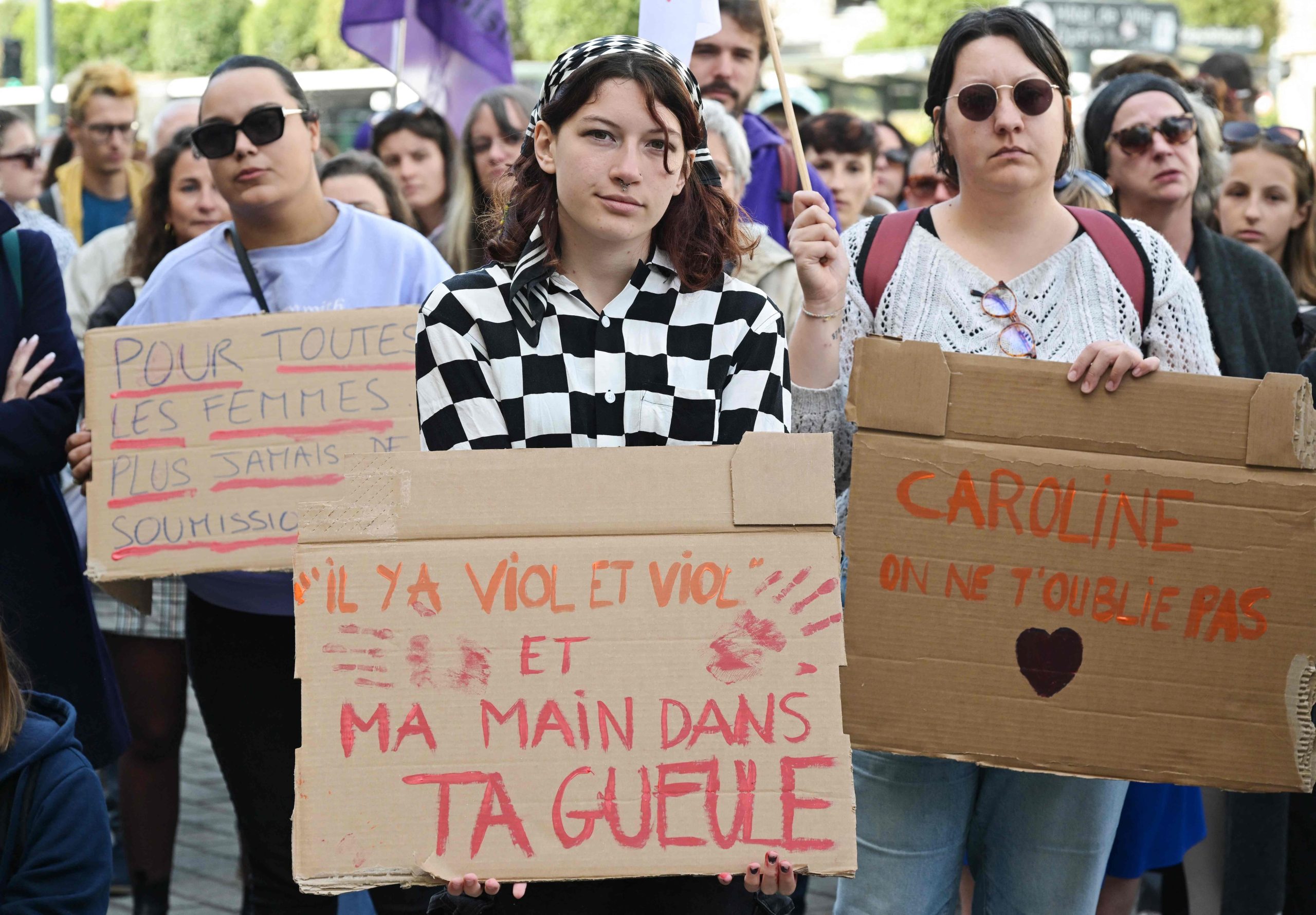 Un manifestante (C) sostiene una pancarta en la que se lee «“Hay violación y violación” y ahí tienes mi mano en tu cara» durante una manifestación en apoyo a Gisele Pelicot en Rennes, oeste de Francia, el 14 de septiembre de 2024.