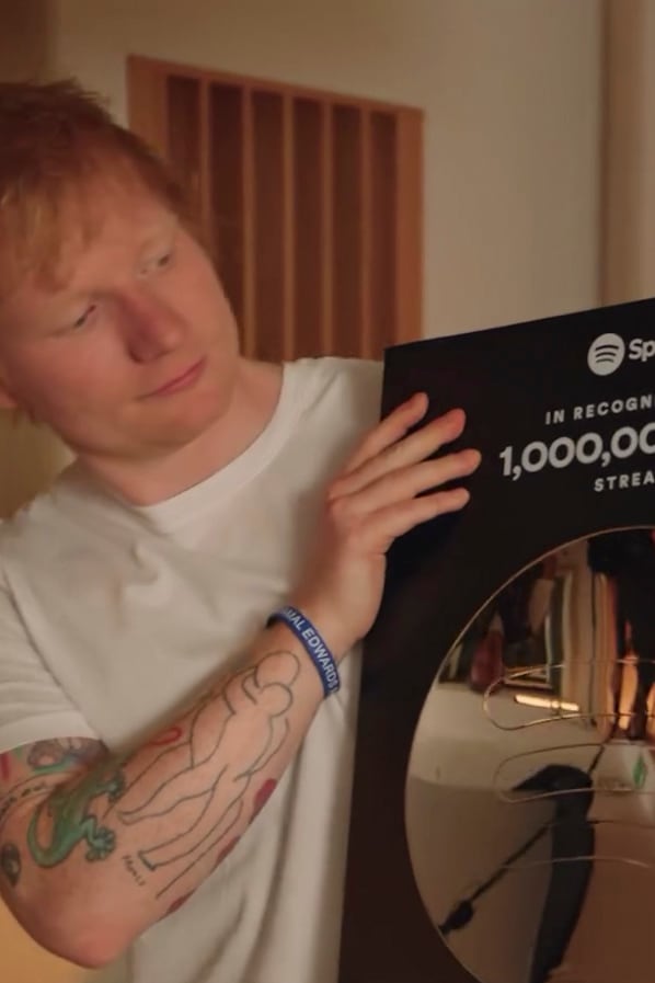 Ed Sheeran conquistó 16 Guinness World Records, uno de ellos por su álbum ÷, que se convirtió en el más buscado en Spotify en 2017, con 12.835 millones de reproducciones. En la foto, con la placa que recibió cuando su hit “The A Team” superó las mil millones de reproducciones en esa plataforma.