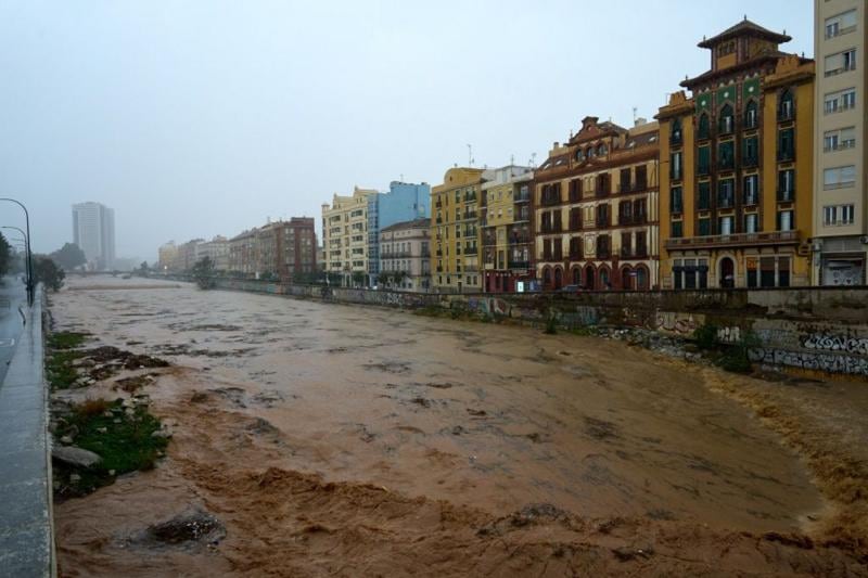 Las crecidas comenzaron a verse en un canal pluvial en Málaga