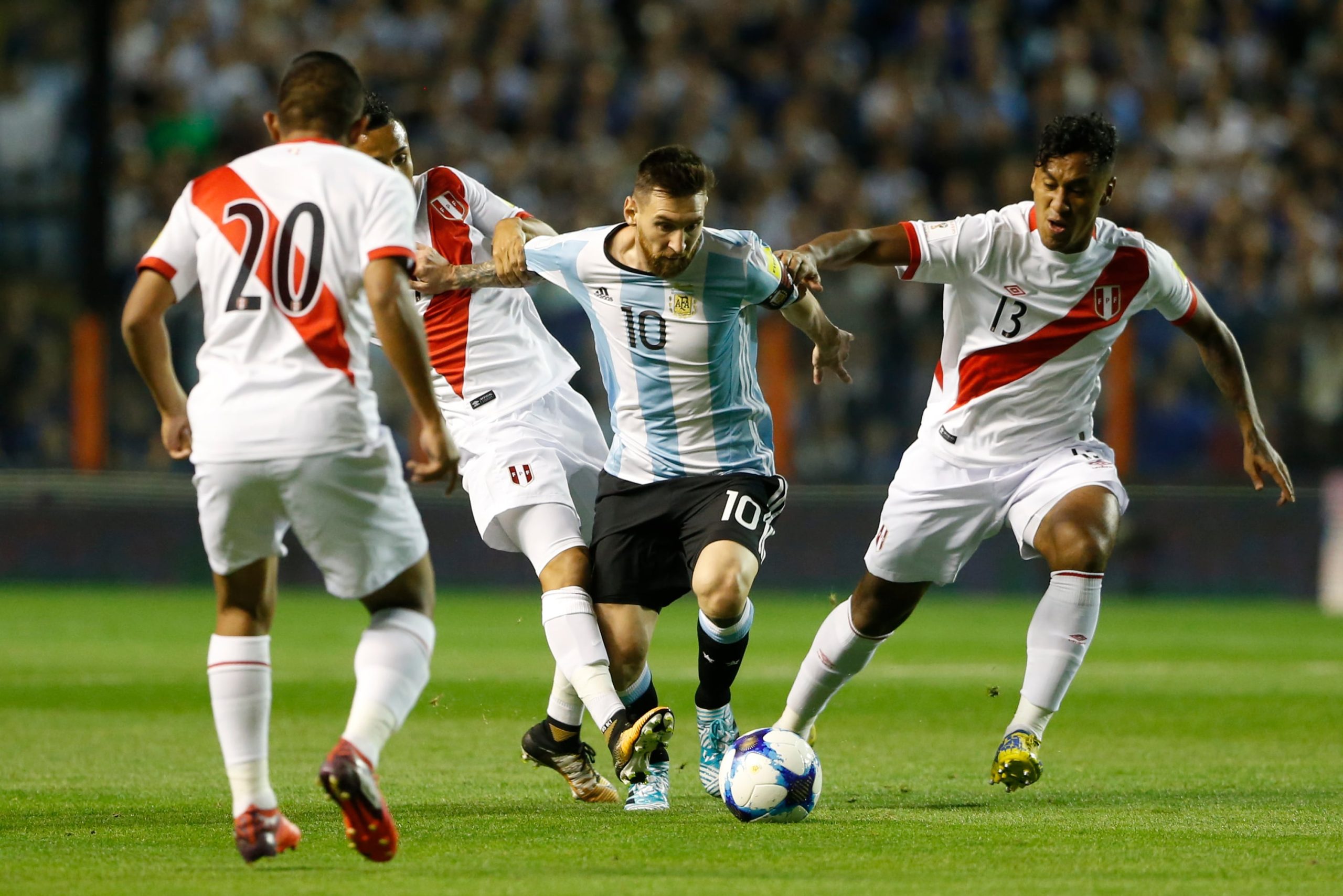 Debut oficial de Messi en la Bombonera con la camiseta de la selección: empate sin goles ante Perú, dirigido por Jorge Sampaoli, en octubre de 2017