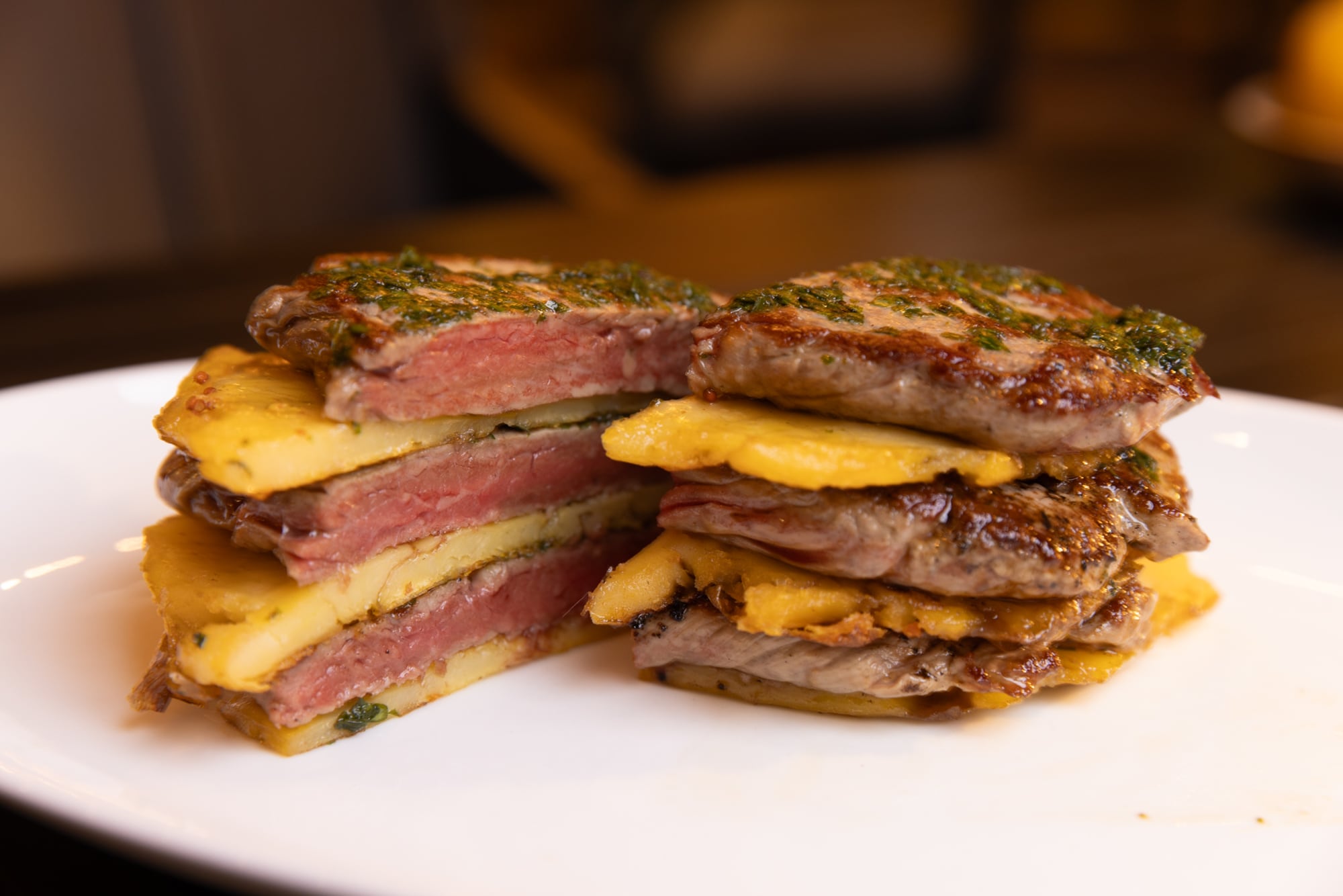 Un clásico del cocinero argentino: la torre que lleva carne y papa con chimichurri.