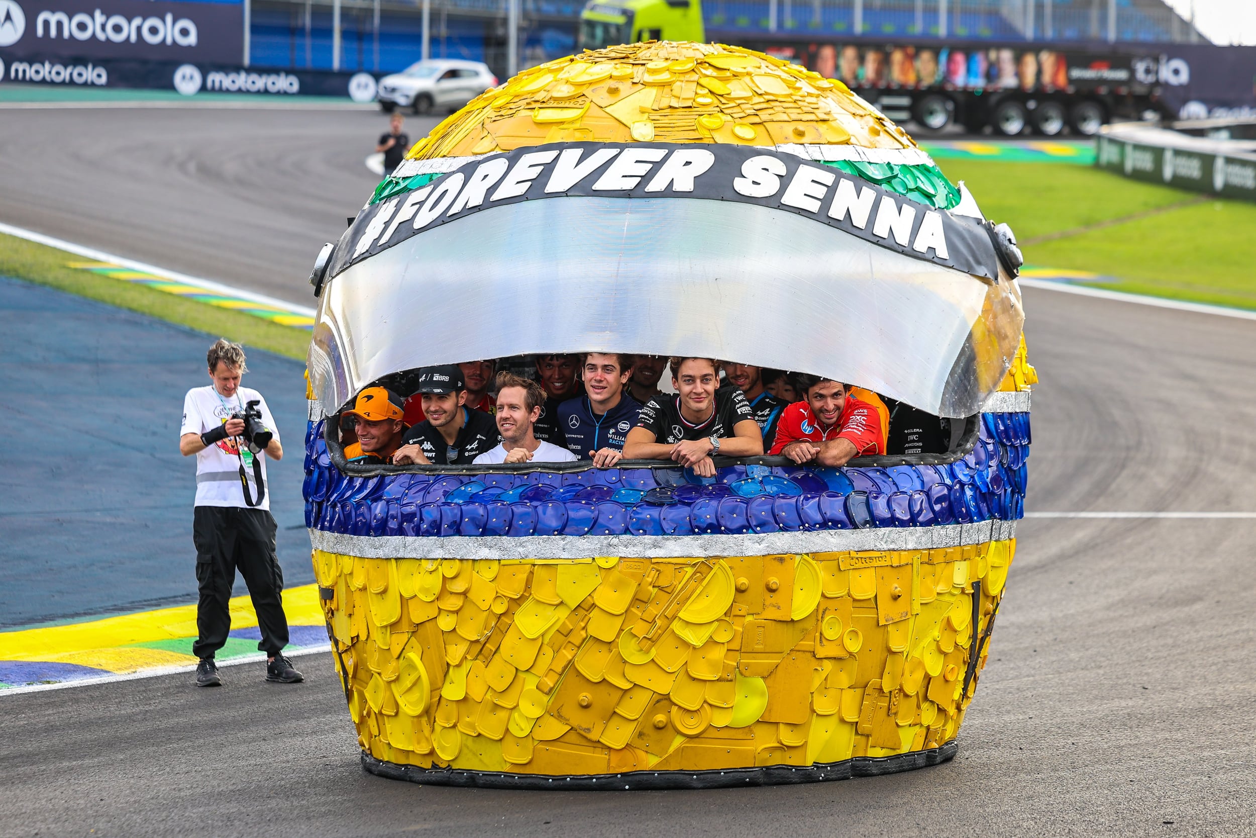 Franco Colapinto y otro pilotos de F1 en Brasil. Casco homenaje  a Ayrton senna hecho con materiales reciclados

As well as honouring the legacy of Ayrton Senna, Sebastian Vettel's latest sustainability campaign showcases the importance of keeping our world clean 