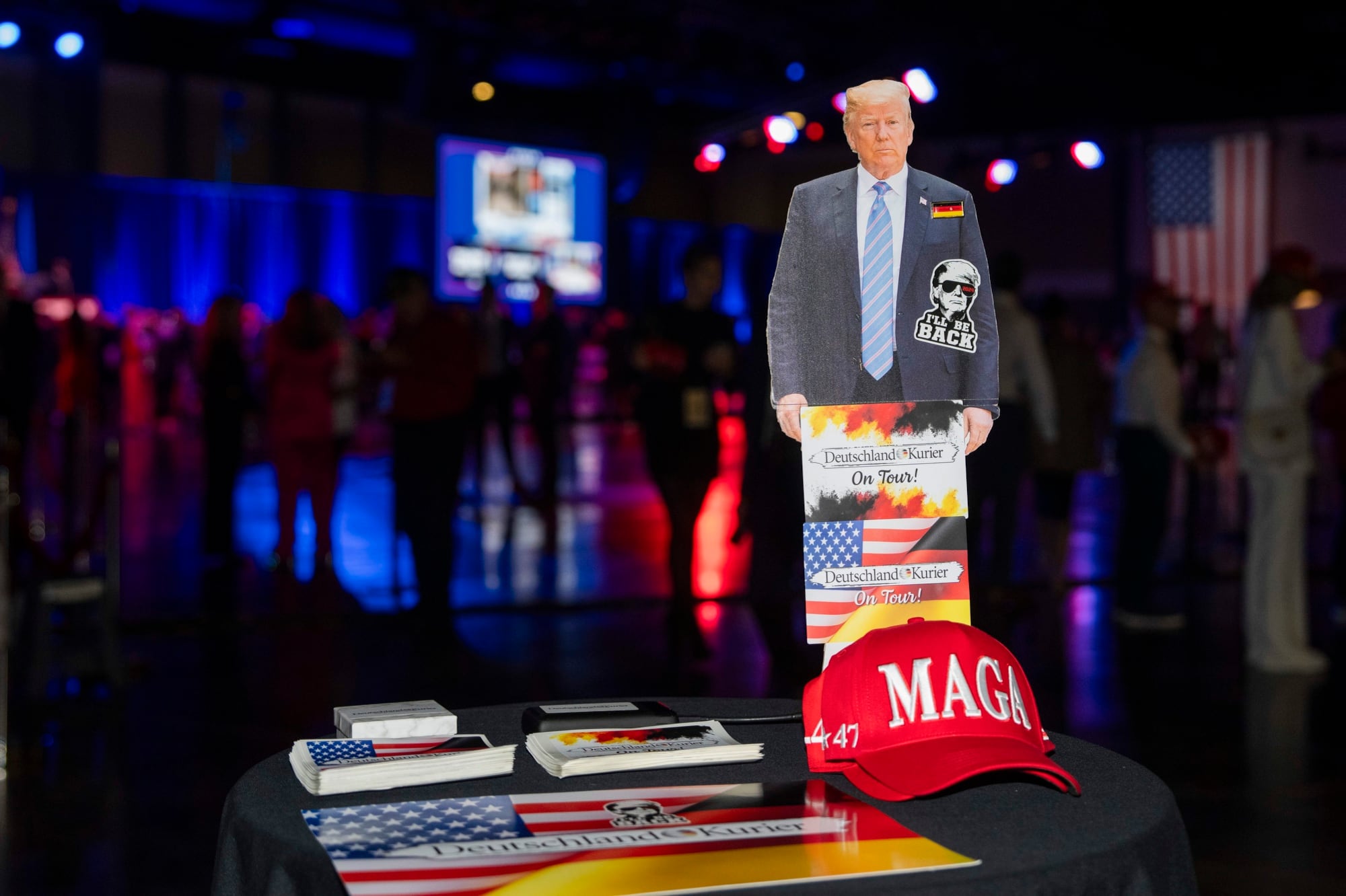 Carteles en un evento de la noche de las elecciones para el expresidente Donald Trump, el candidato presidencial republicano, en el Centro de Convenciones del Condado de Palm Beach en West Palm Beach, Florida