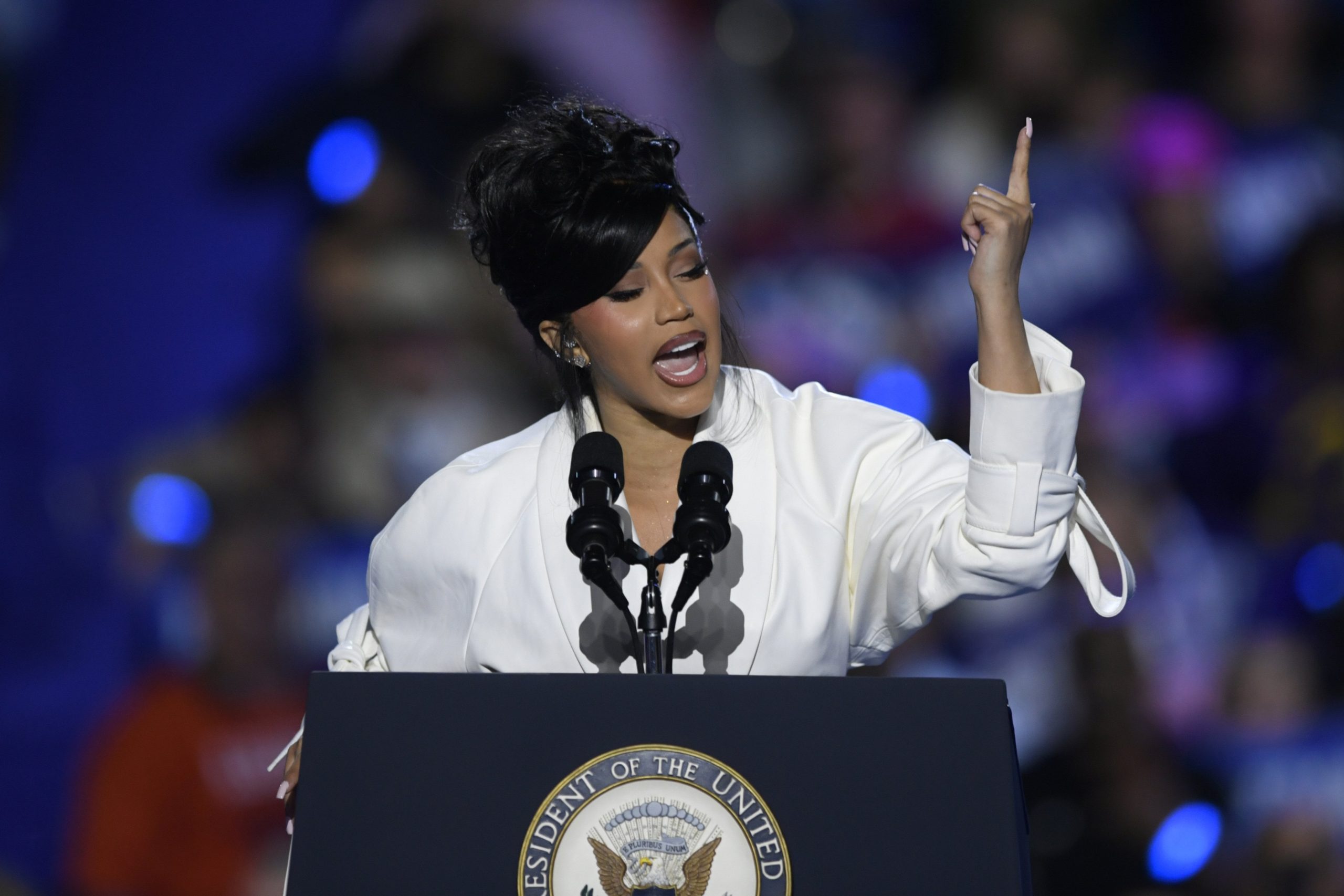 Cardi B presenta a la vicepresidenta candidata demócrata a la presidencia, Kamala Harris, durante un mitin de campaña en Milwaukee, Wisconsin, el viernes 1° de noviembre de 2024