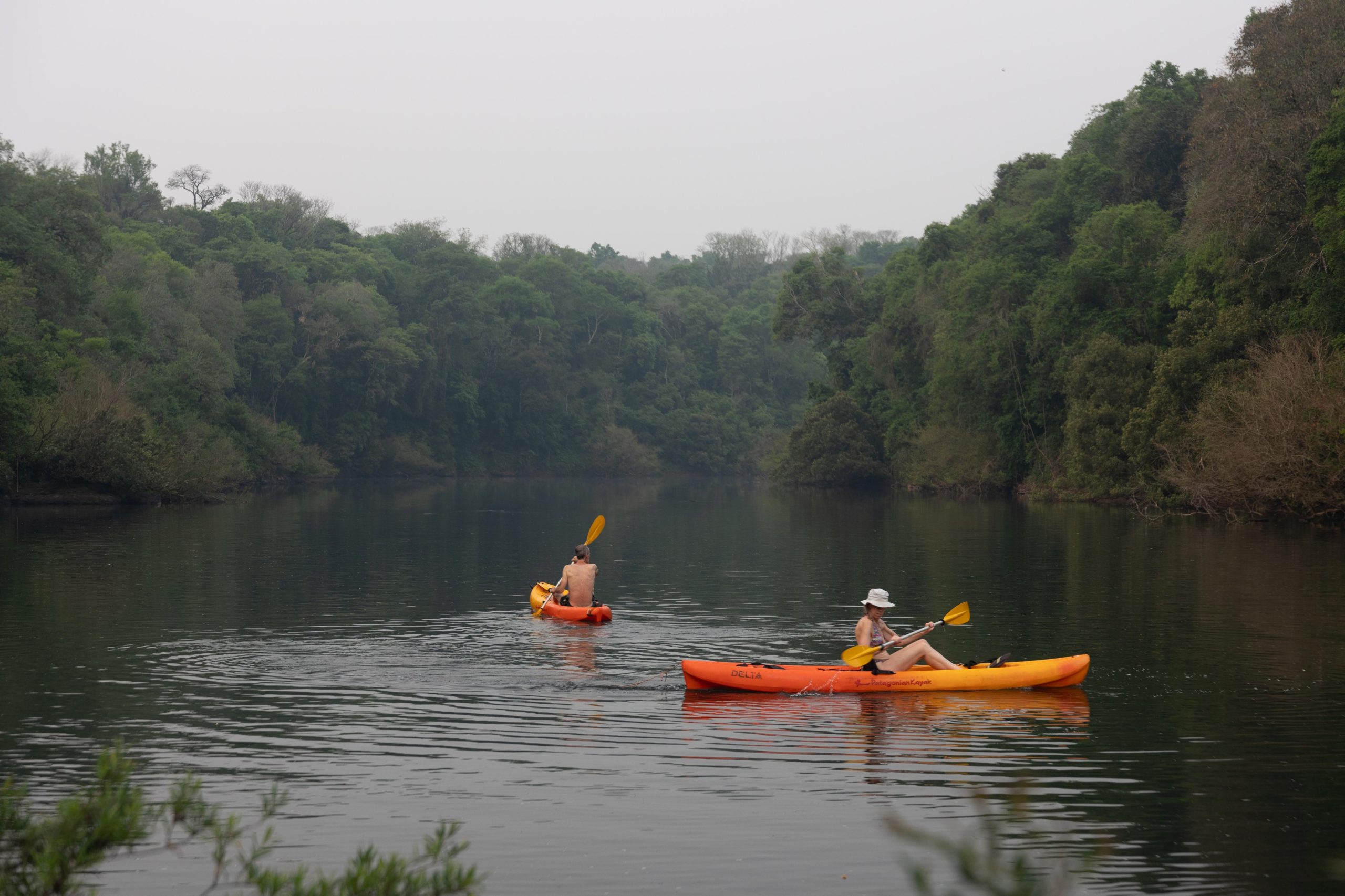 Los paseos en kayak se realizan en el arroyo Piray Guazú, de aguas mansas, ideales para remar.