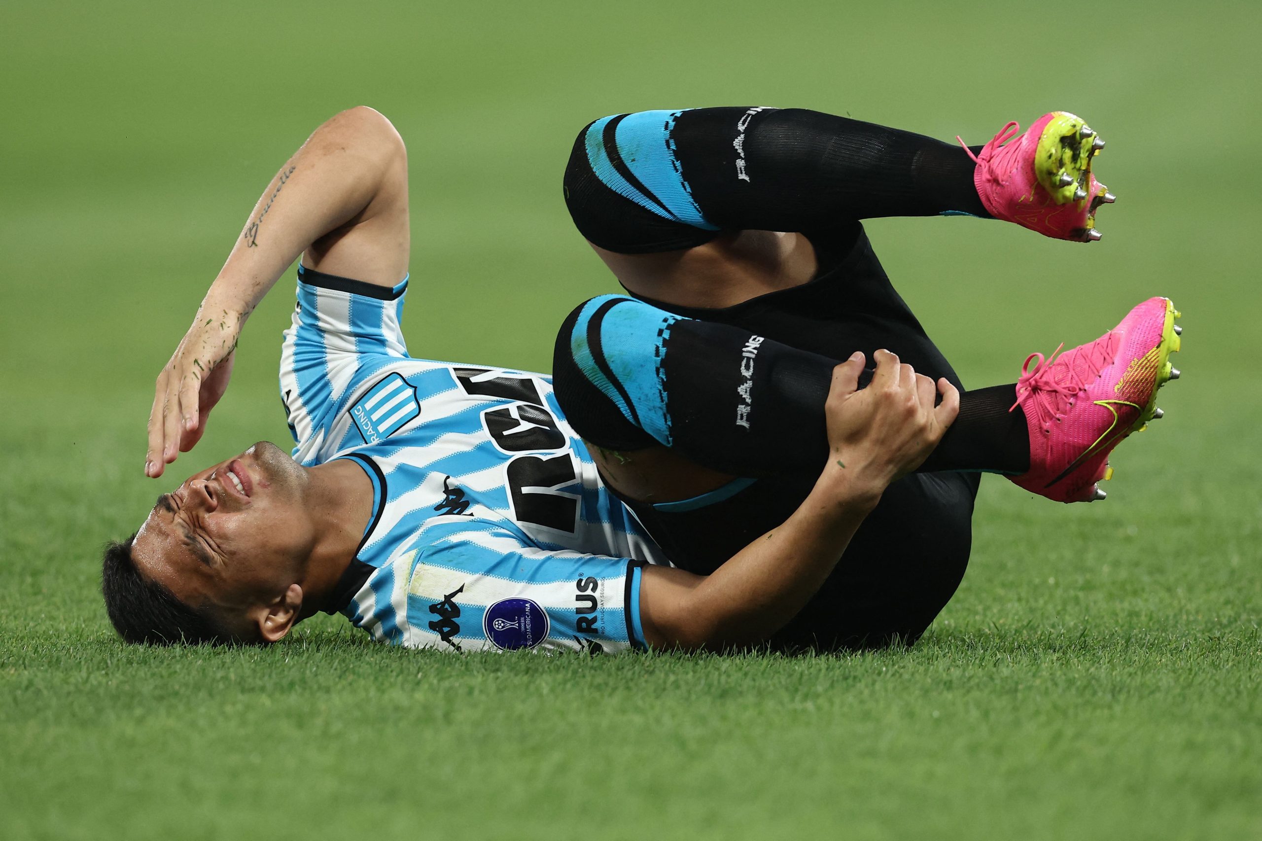 Maximiliano Salas es bien tomado por los defensores de Corinthians