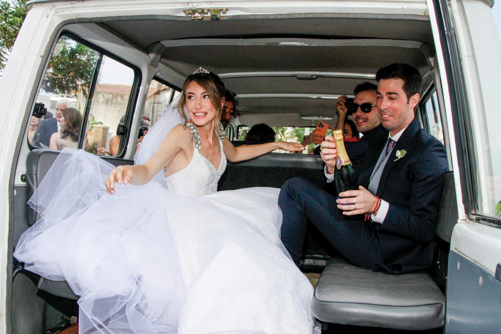 Los novios anticipan un brindis a bordo de la camioneta, camino a La Biznaga.