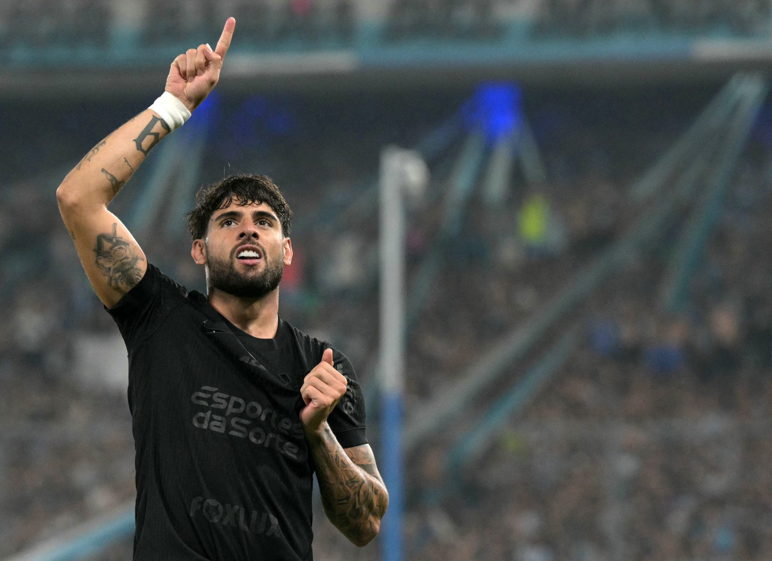 Yuri Alberto festeja su gol en la cancha de Racing