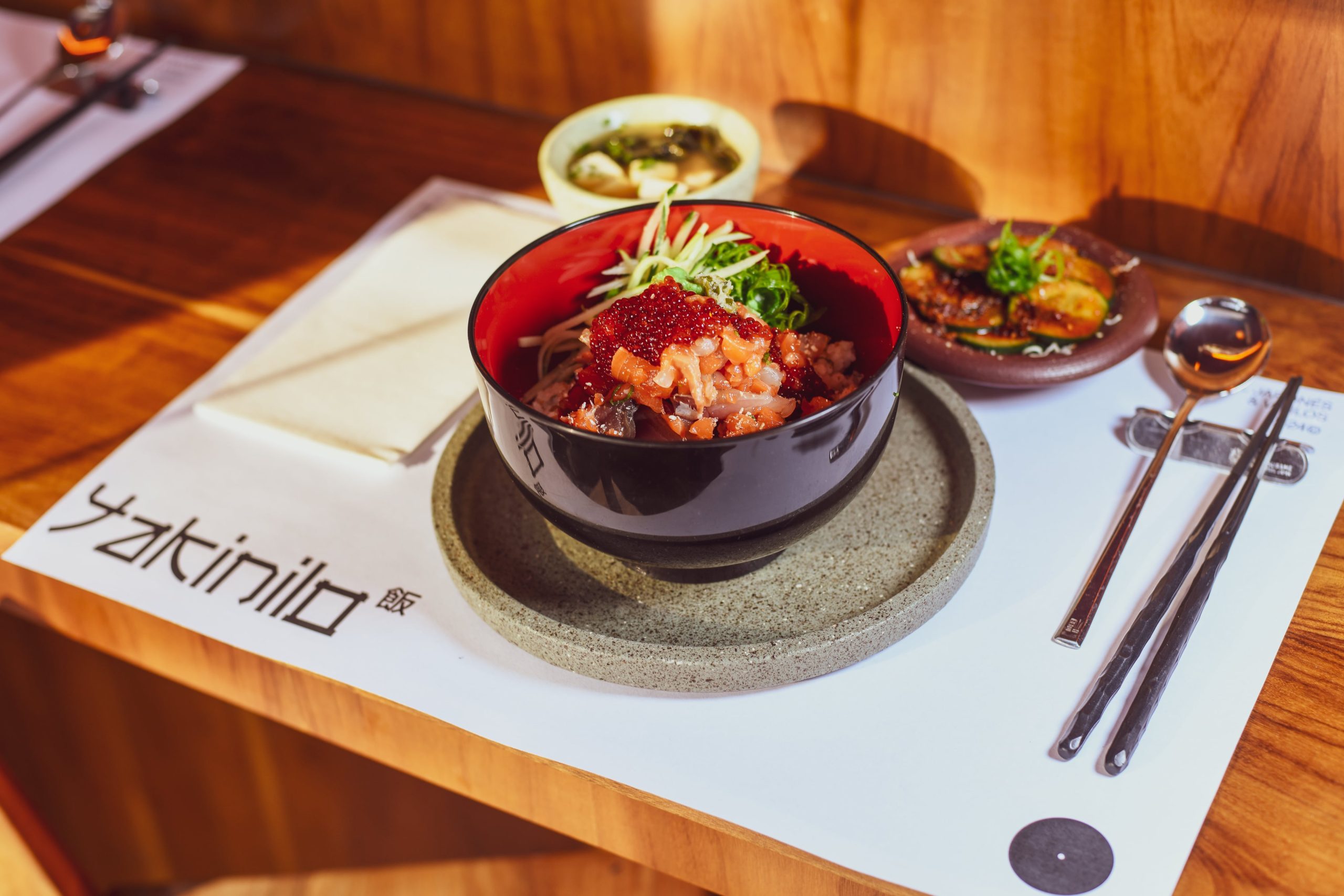 Kaisen Donburi: bowl de arroz con pesca fresca y misoshiru.