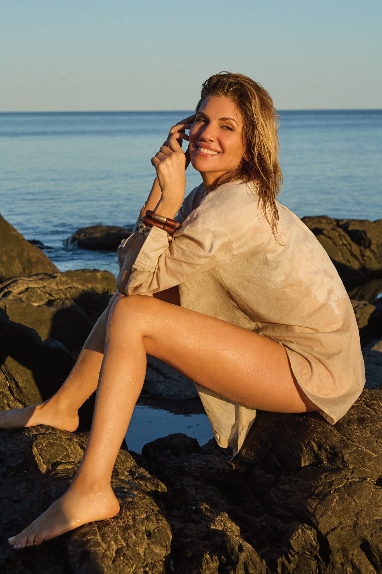 Sonriente, Natalia Graciano palpita el verano desde las playas de Colonia, Uruguay. 