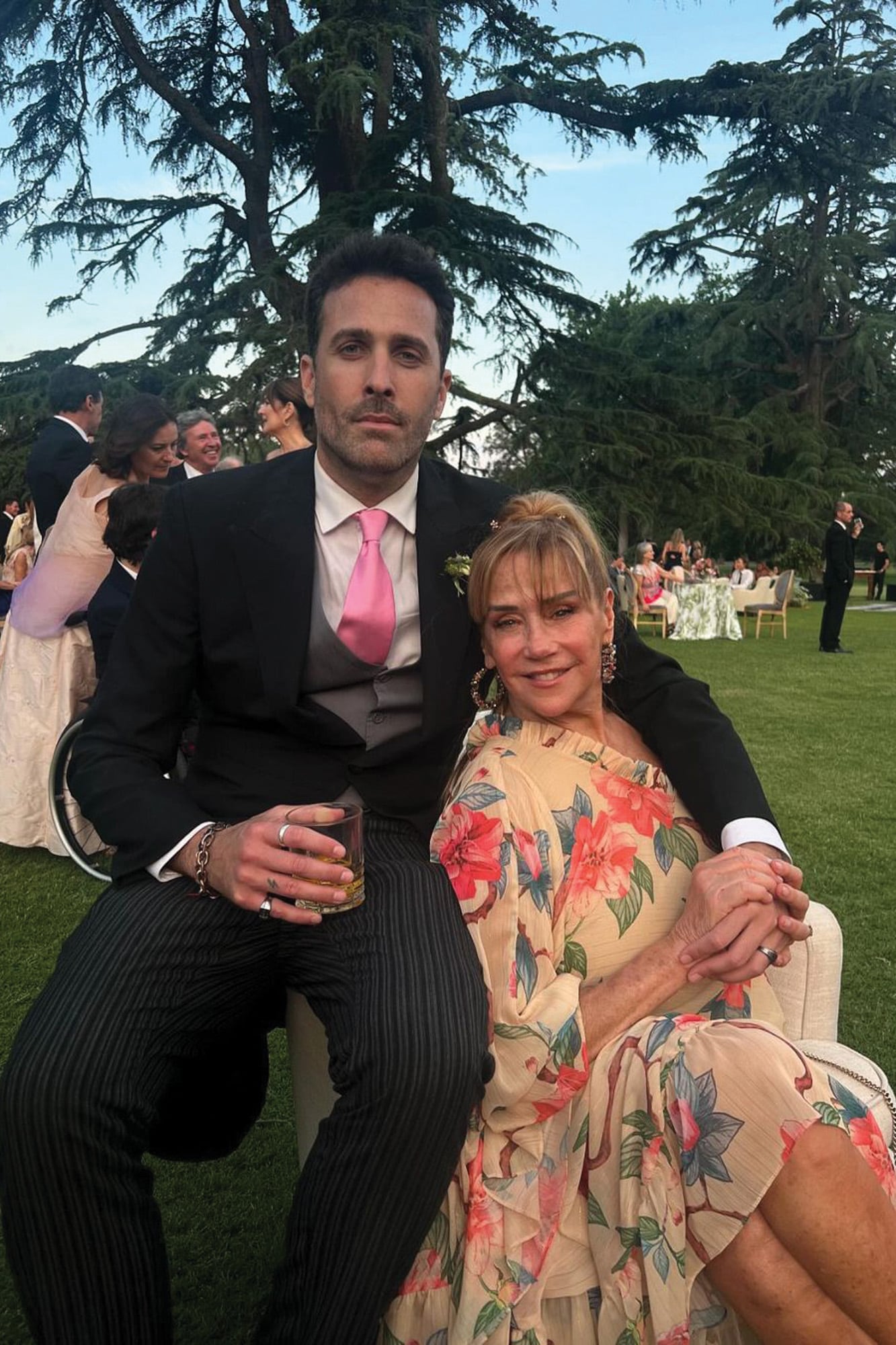 Agustín, uno de los cinco hijos de Evelyn, junto a Marcela Tinayre. 