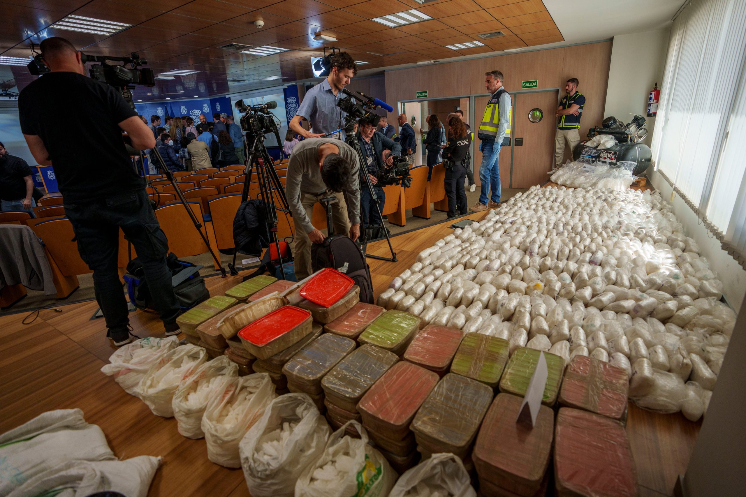 Las autoridades exhiben parte del decomiso de 1,8 toneladas de metanfetaminas del cártel mexicano de Sinaloa, en Madrid, España, el jueves 16 de mayo de 2024. (AP Foto/Manu Fernandez)