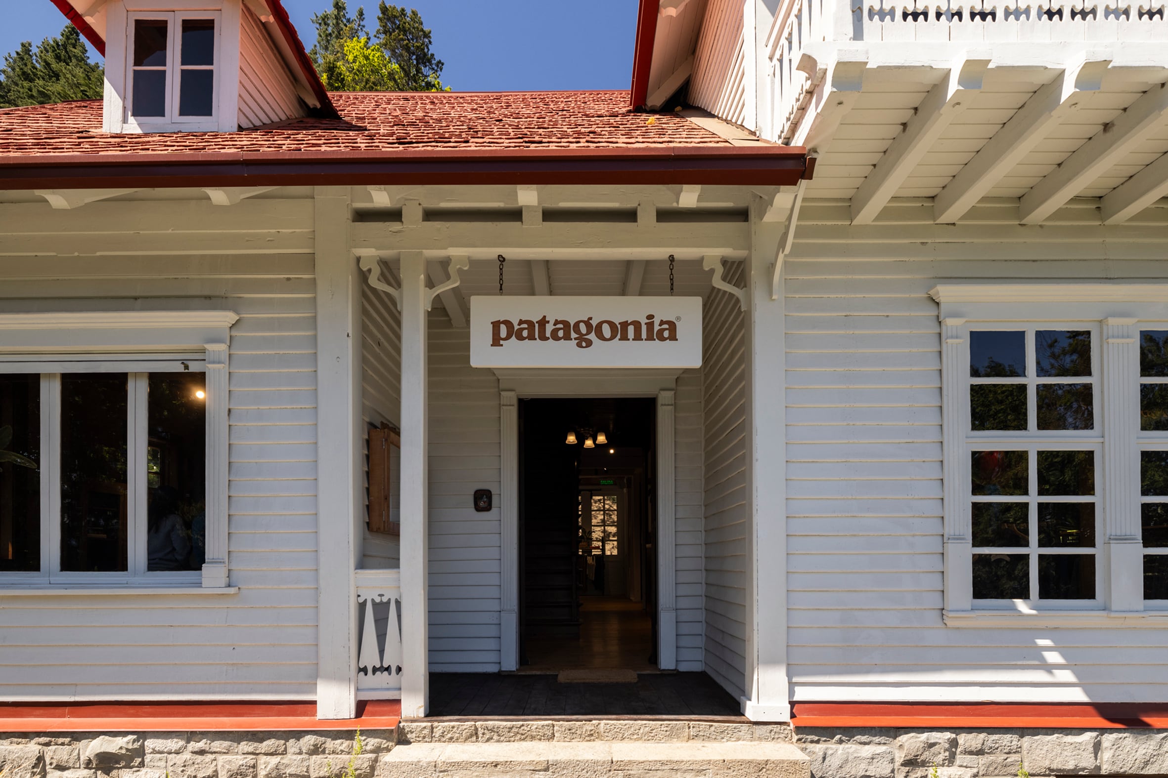 El acceso a la tienda por la puerta principal de la casa que habitó Emilio Frey junto a su familia.