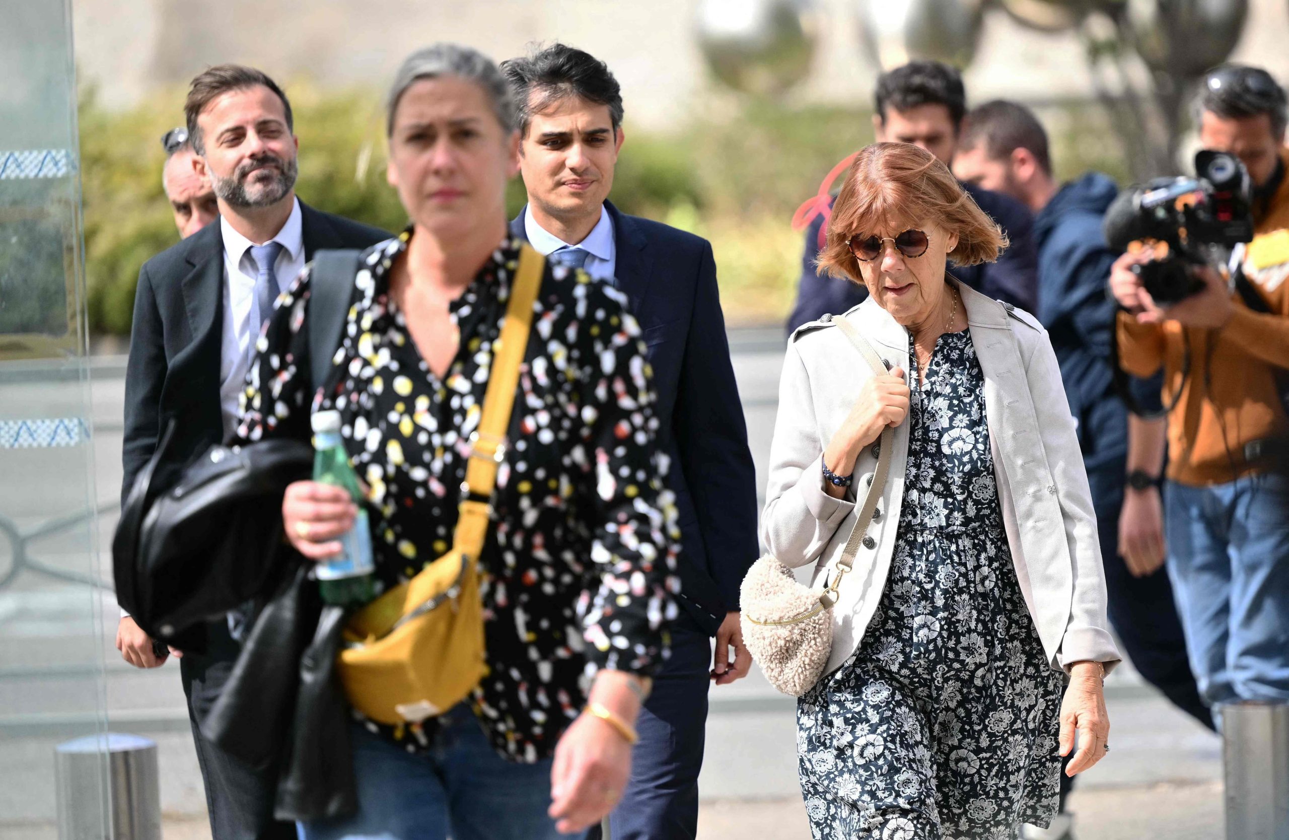 Gisele Pelicot (d), flanqueada por sus abogados Stéphane Babonneau (c) y Antoine Camus (i), camina junto a su hija Caroline Darian (2 i) a las puertas del tribunal de Aviñón mientras asiste al juicio de su ex pareja Dominique Pelicot acusado de drogarla durante casi diez años e invitar a extraños a violarla en su casa de Mazan, una pequeña ciudad del sur de Francia, en Aviñón, el 17 de septiembre de 2024. 