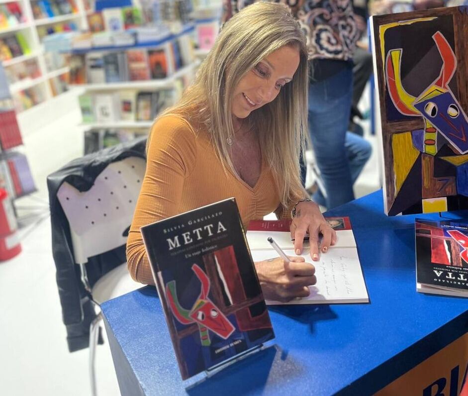 En 2021 escribió su primer libro (Foto: Instagram @silvia.garcilazo).  