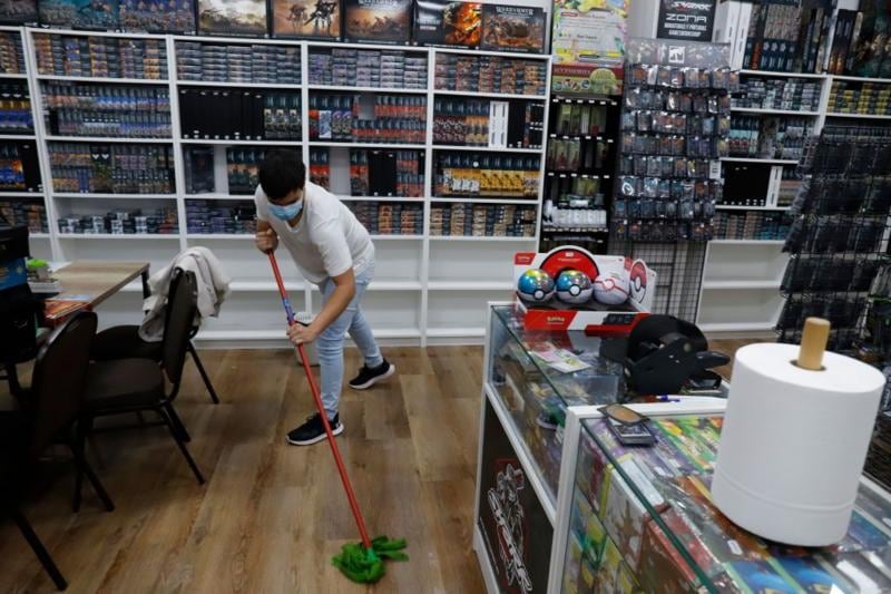 Algunos negocios comenzaron a sufrir de la entrada de agua de las lluvias