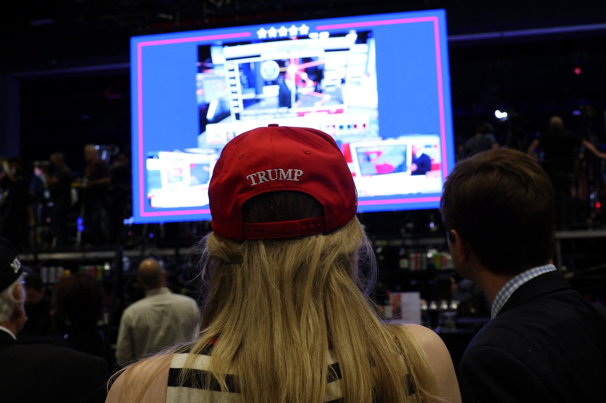 La gente observa los resultados de las encuestas en un evento nocturno de elecciones para el candidato presidencial republicano, el ex presidente estadounidense Donald Trump, en el Centro de Convenciones de Palm Beach el 5 de noviembre de 2024 en West Palm Beach, Florida. 