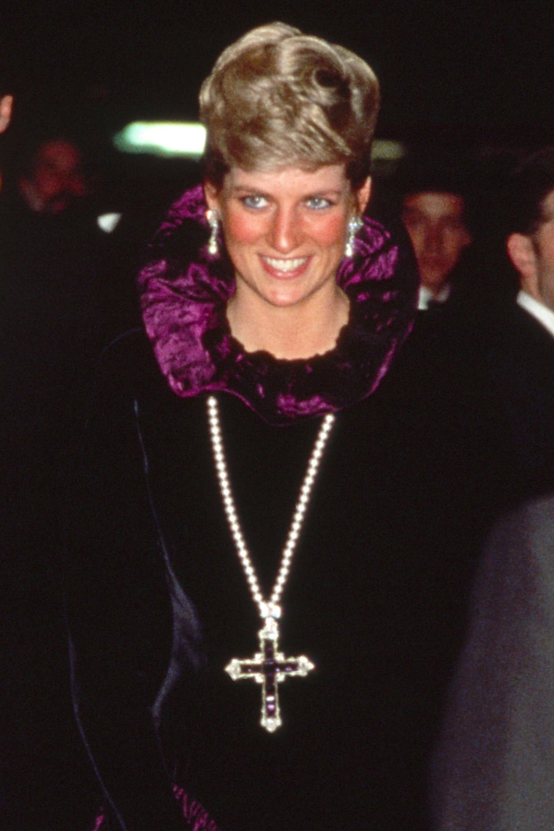 Lady Di con la cruz sobre un vestido de terciopelo violeta de Catherine Walker, en 1987.