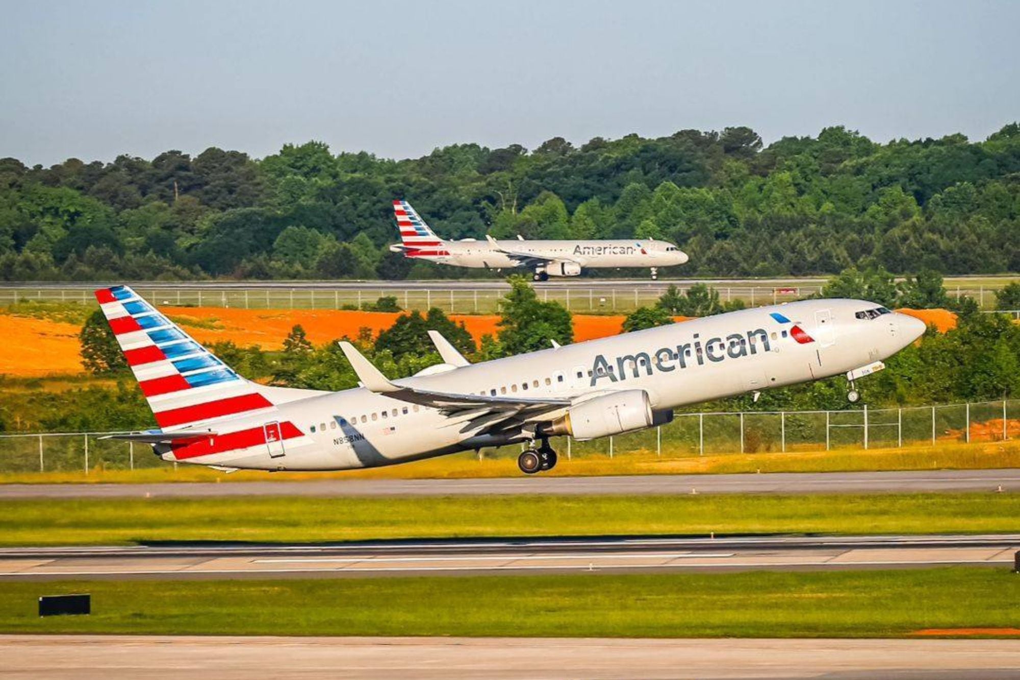 Por ahora, esta tecnología anti piojos de embarque se está aplicando en tres aeropuertos: el Aeropuerto Internacional Sunport de Albuquerque, en Nuevo México; el Aeropuerto Internacional de Tucson, en Arizona; y el Aeropuerto Nacional Ronald Reagan de Washington, en Virginia. (LN)