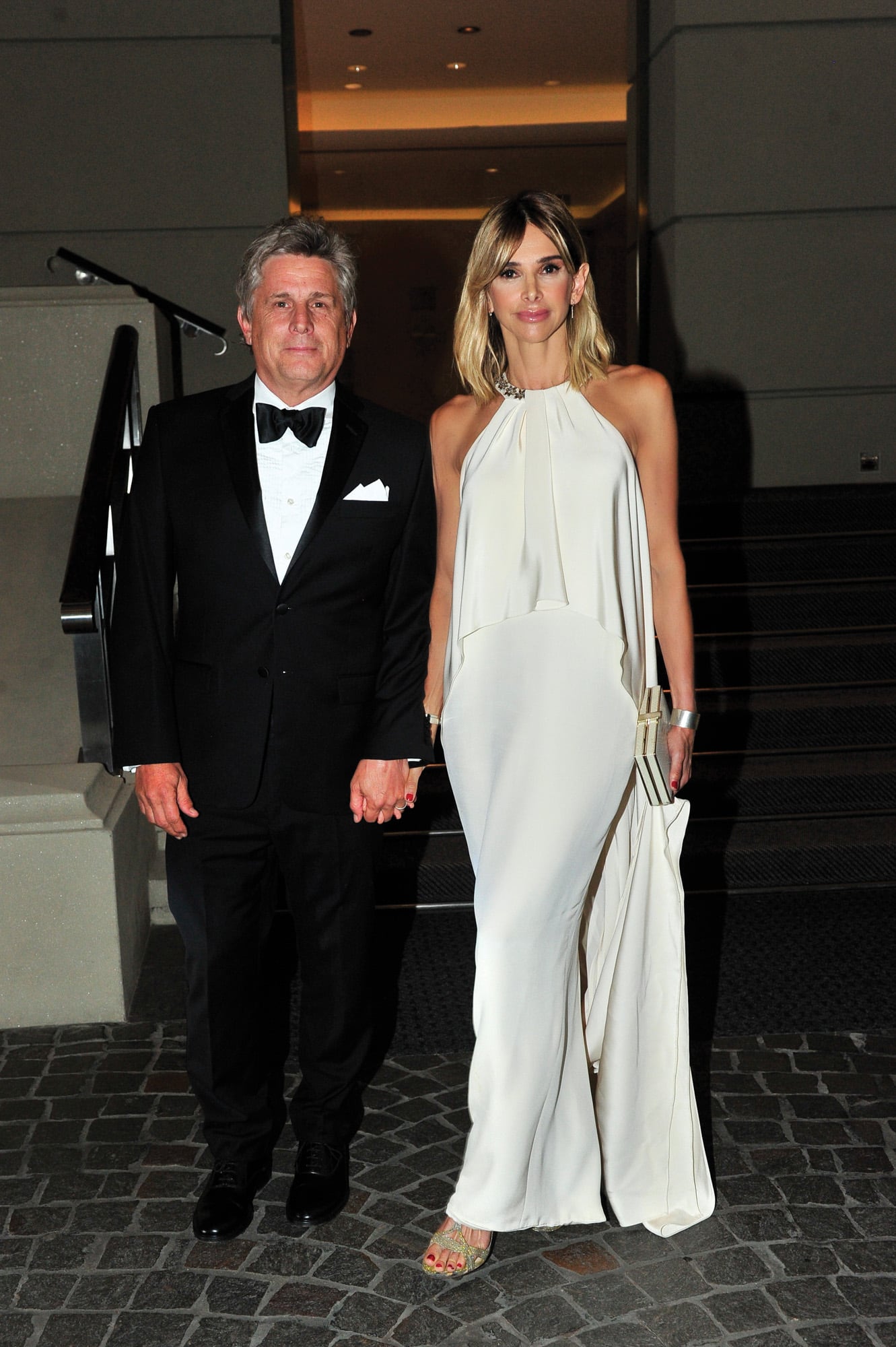 Pappo Roca y Vicky Fariña (llevó un vestido con apliques joya y capa de Monique Lhuillier, y zapatos Stuart Weitzman). 