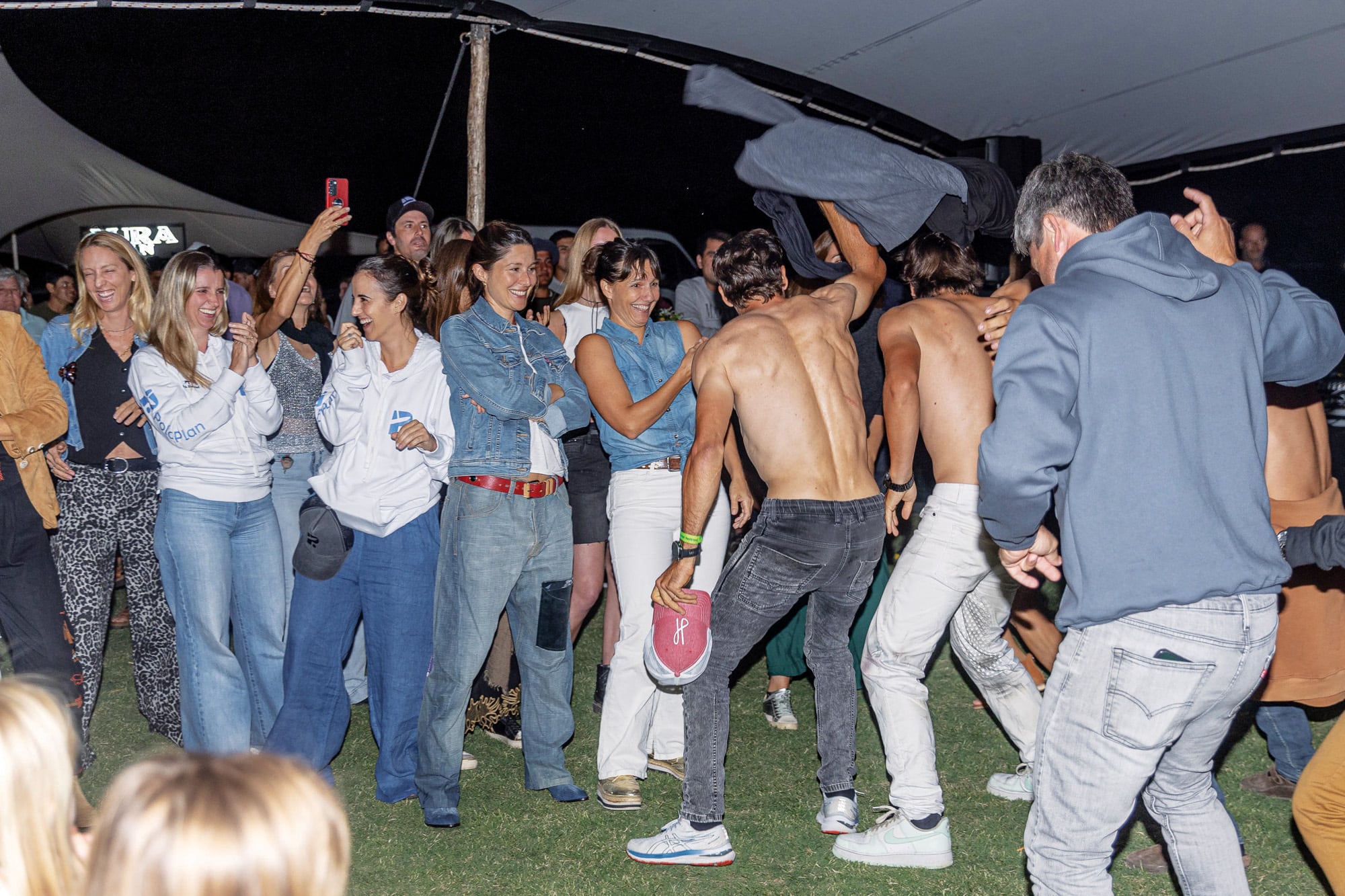 El equipo de La Hache en pleno festejo.