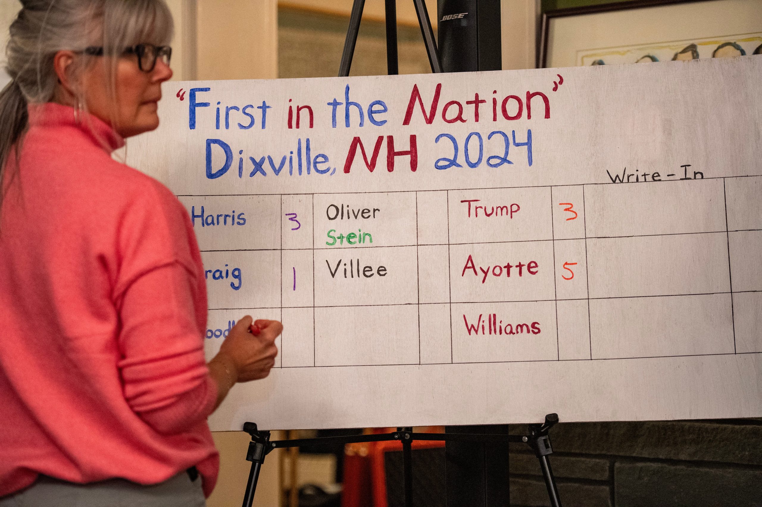 Harris y Trump empataron en Dixville Notch, una localidad con seis votantes de Nuevo Hampshire. (Foto: AFP/Joseph Prezioso).