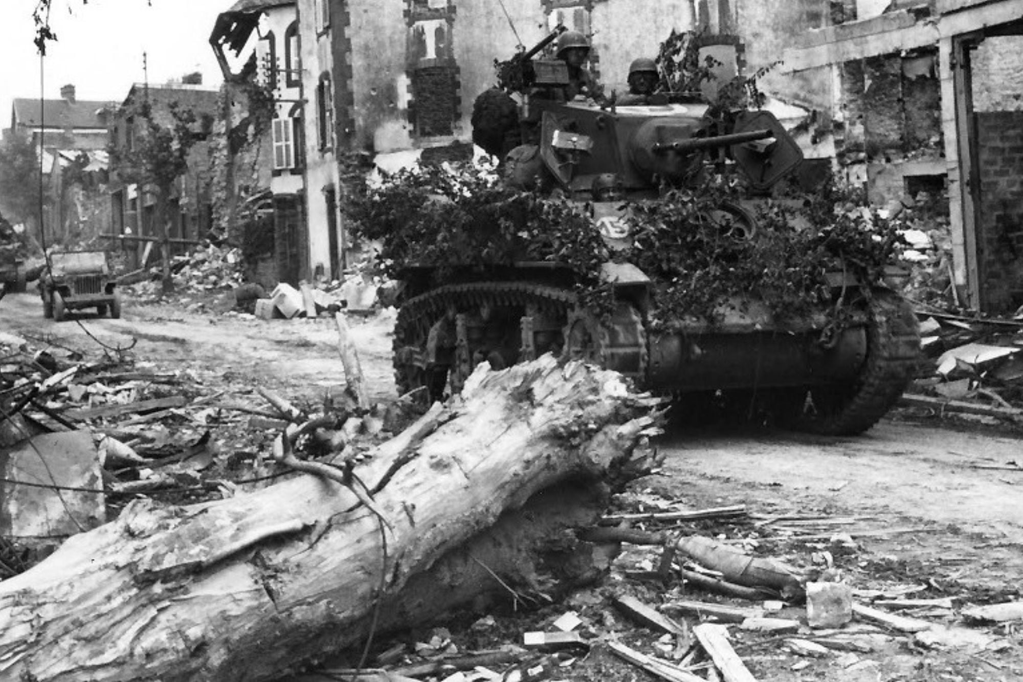 Una imagen tomada en Segunda Guerra Mundial donde se puede ver un tanque Sherman en combate