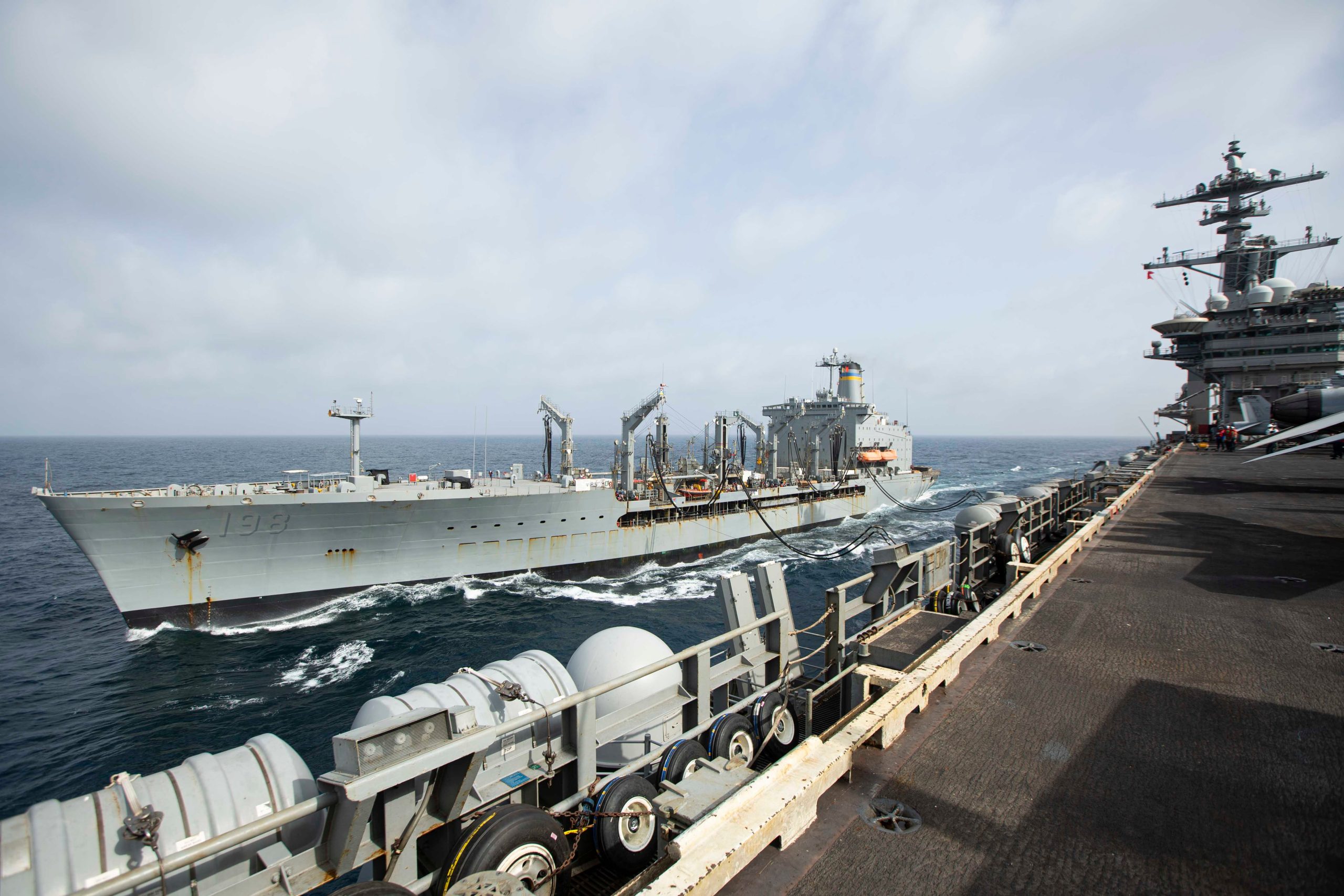 Foto entregada por la Armada estadounidense que muestra al buque de reabastecimiento USNS Big Horn navegando al lado del portaaviones USS Abraham Lincoln el 11 de septiembre del 2024 en el Oriente Medio. 