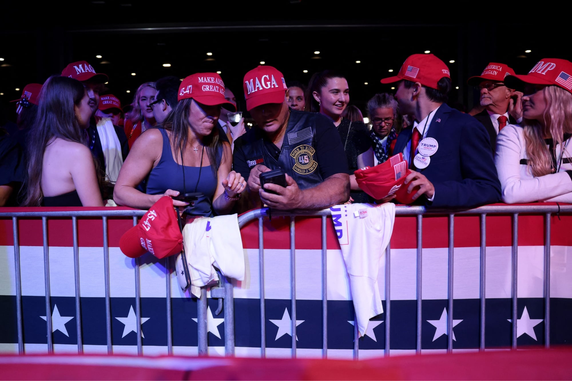 Los partidarios esperan el comienzo como candidato presidencial republicano, el ex presidente estadounidense Donald Trump celebra un evento nocturno de elecciones en el Centro de Convenciones de Palm Beach el 5 de noviembre de 2024 en West Palm Beach, Florida.