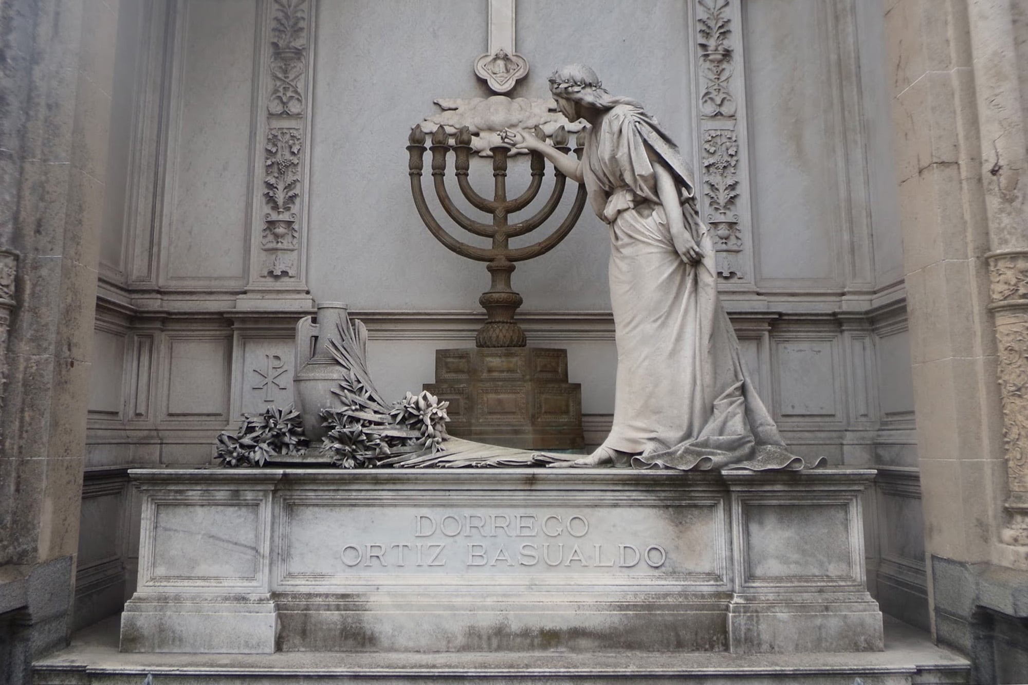 El mausoleo de la familia Dorrego en el cementerio de la Recoleta