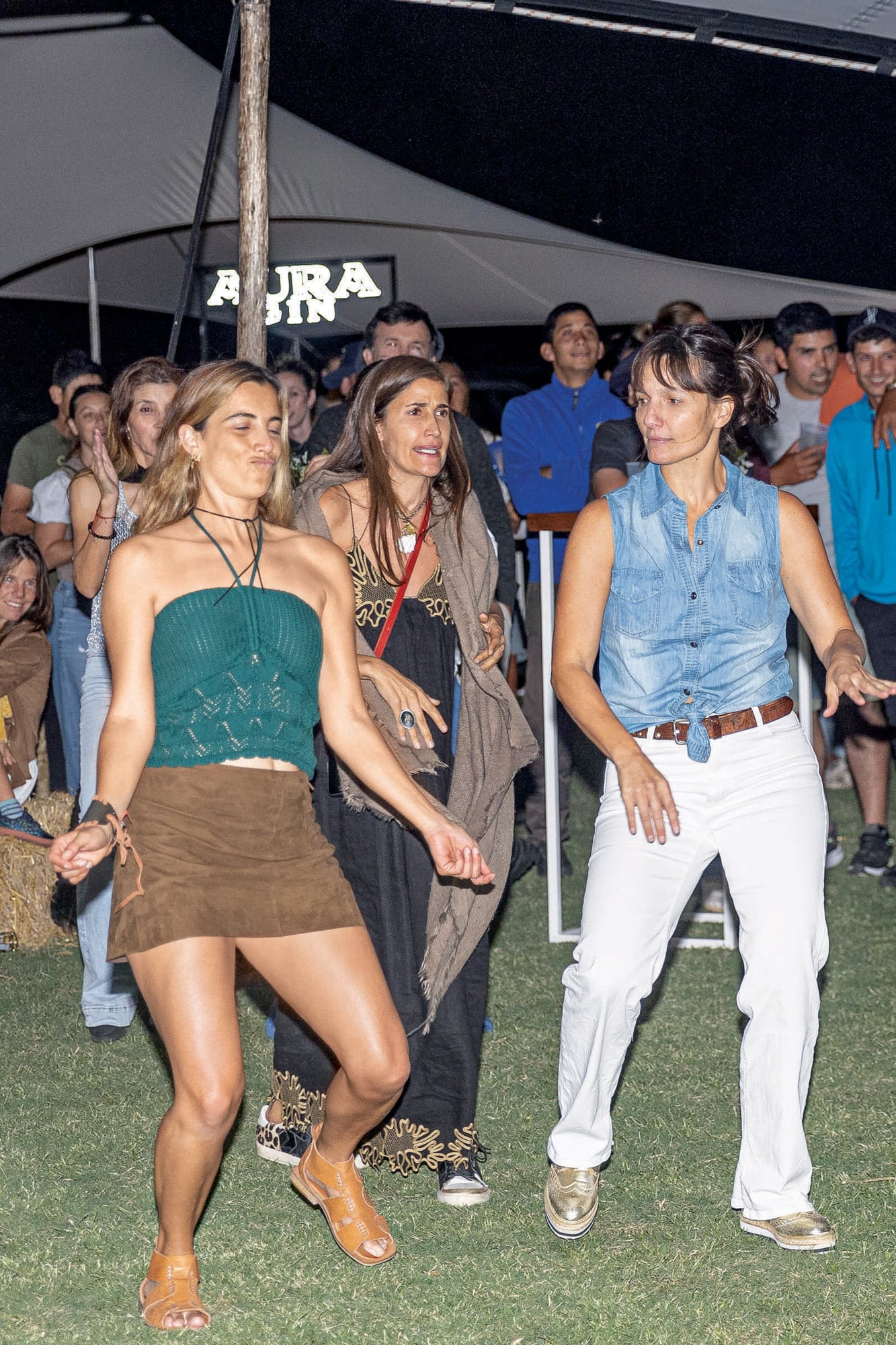 Clara Ferraiuelo, la dueña de casa, dándolo todo en la pista.