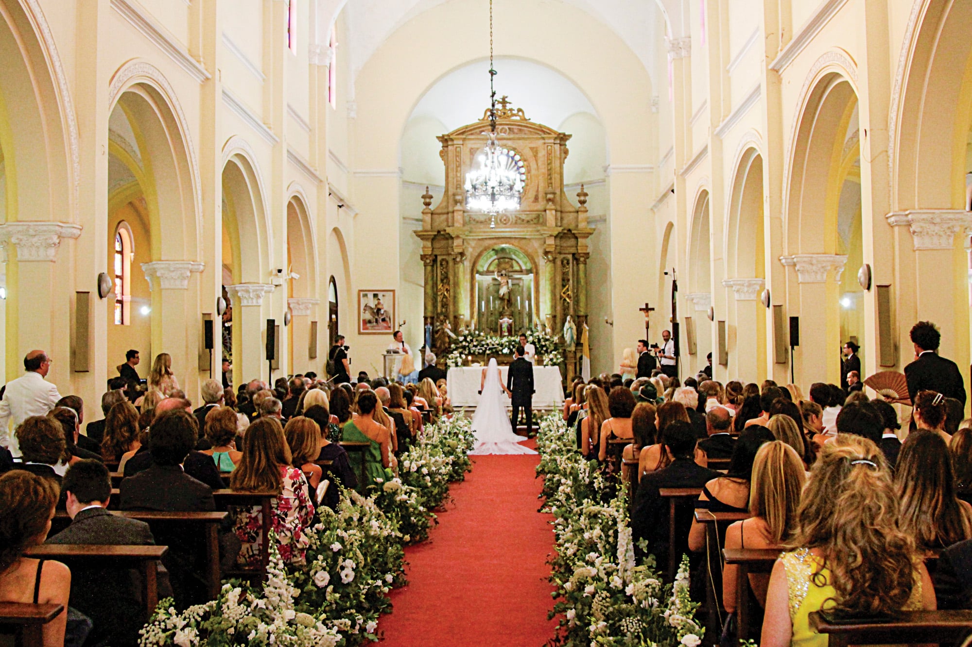 Una vista de la iglesia, decorada con flores blancas.