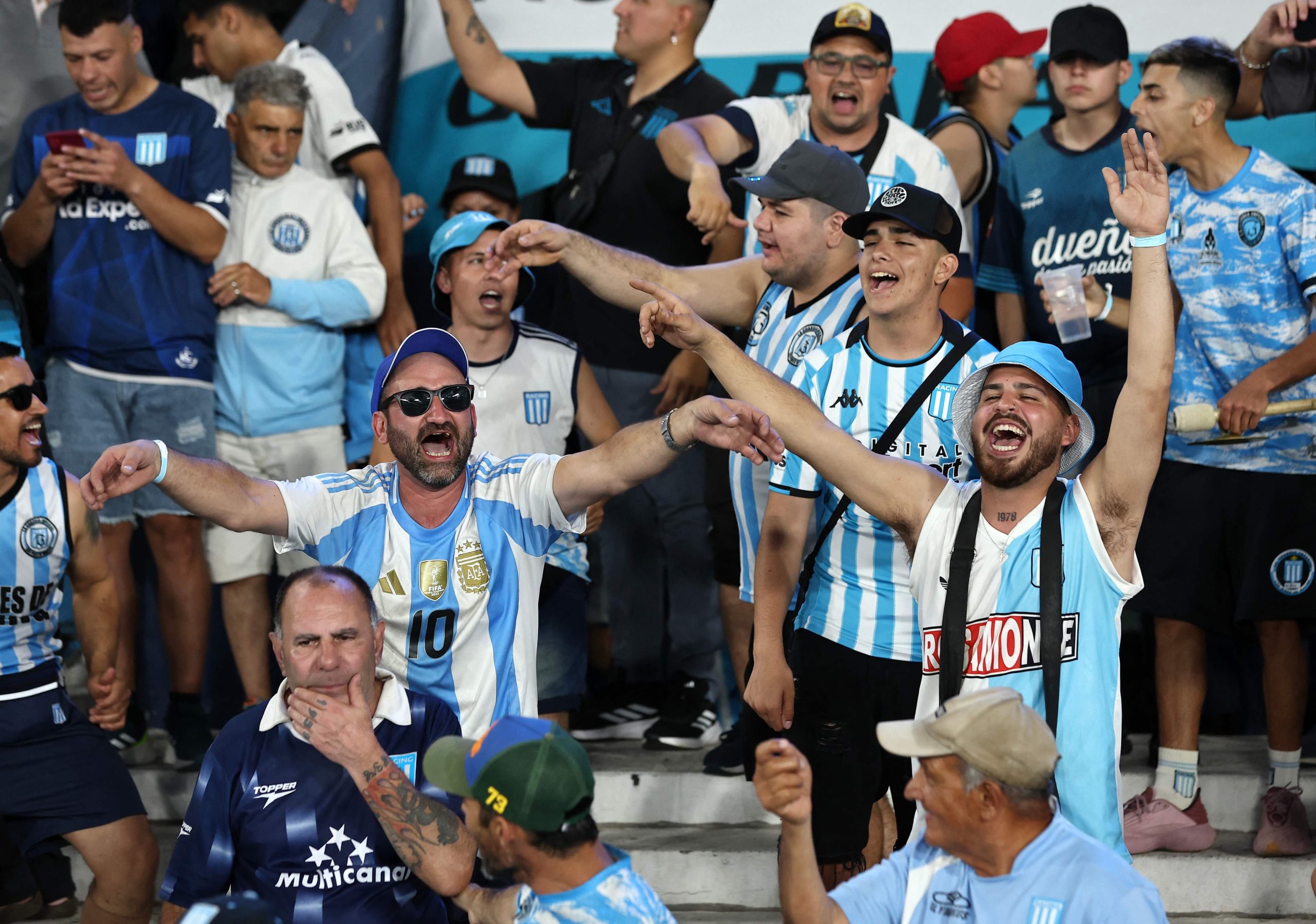 Hinchas de Racing en la previa del partido con Corinthians