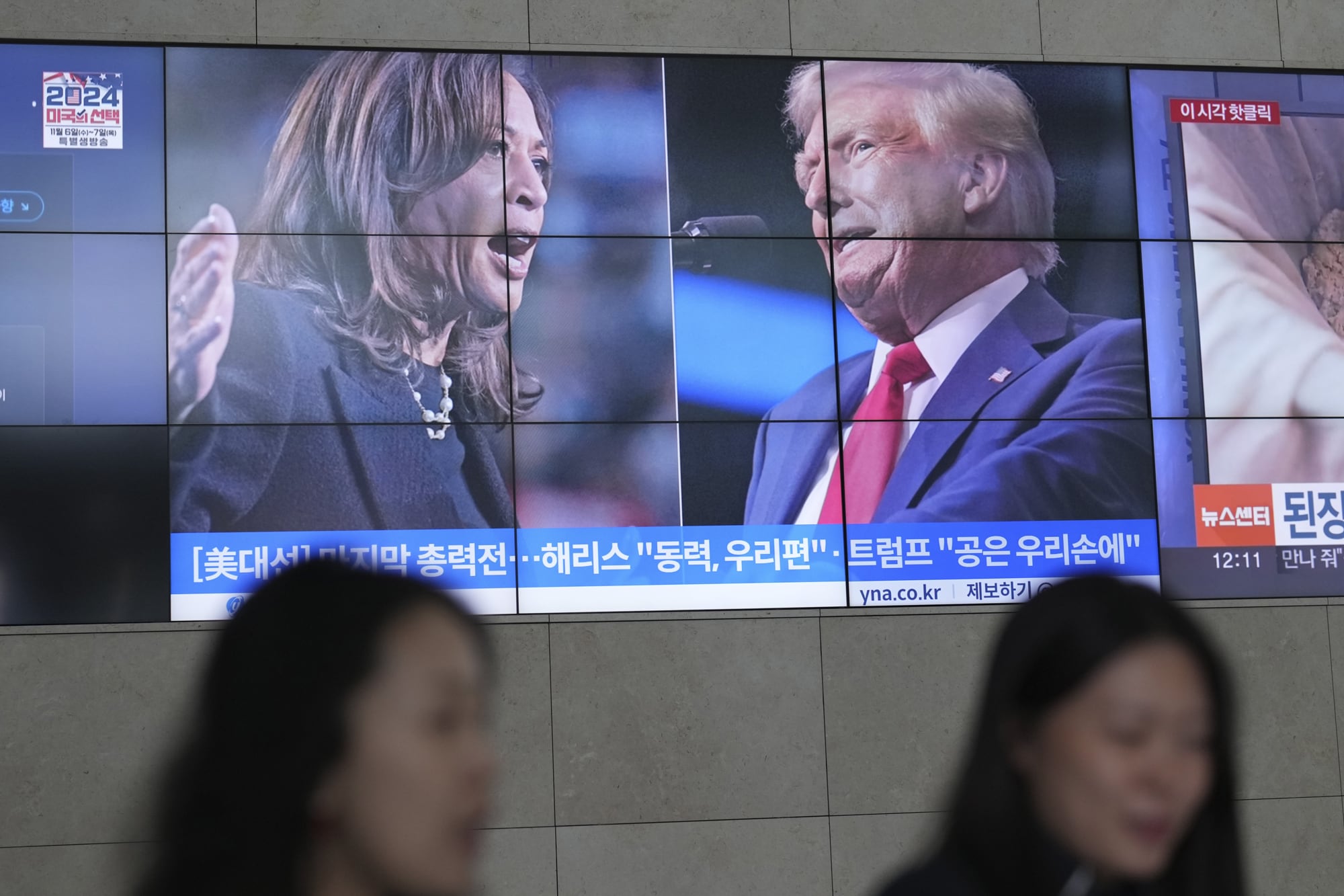 Una pantalla muestra imágenes de la vicepresidenta Kamala Harris, candidata presidencial demócrata, y el expresidente Donald Trump, candidato presidencial republicano, durante un programa de noticias en Seúl, Corea del Sur, el martes 5 de noviembre de 2024