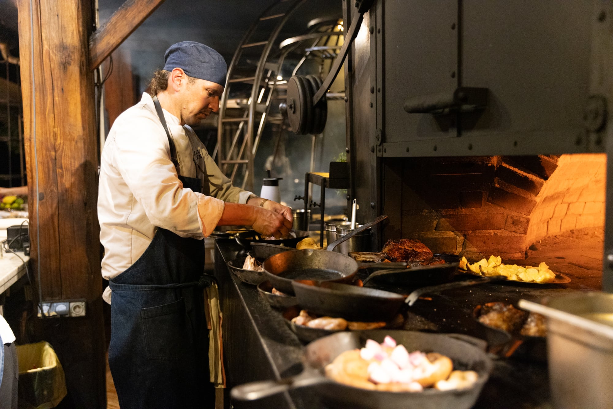 El horno de barro tiene un rol importante en la cocina de Mallmann.