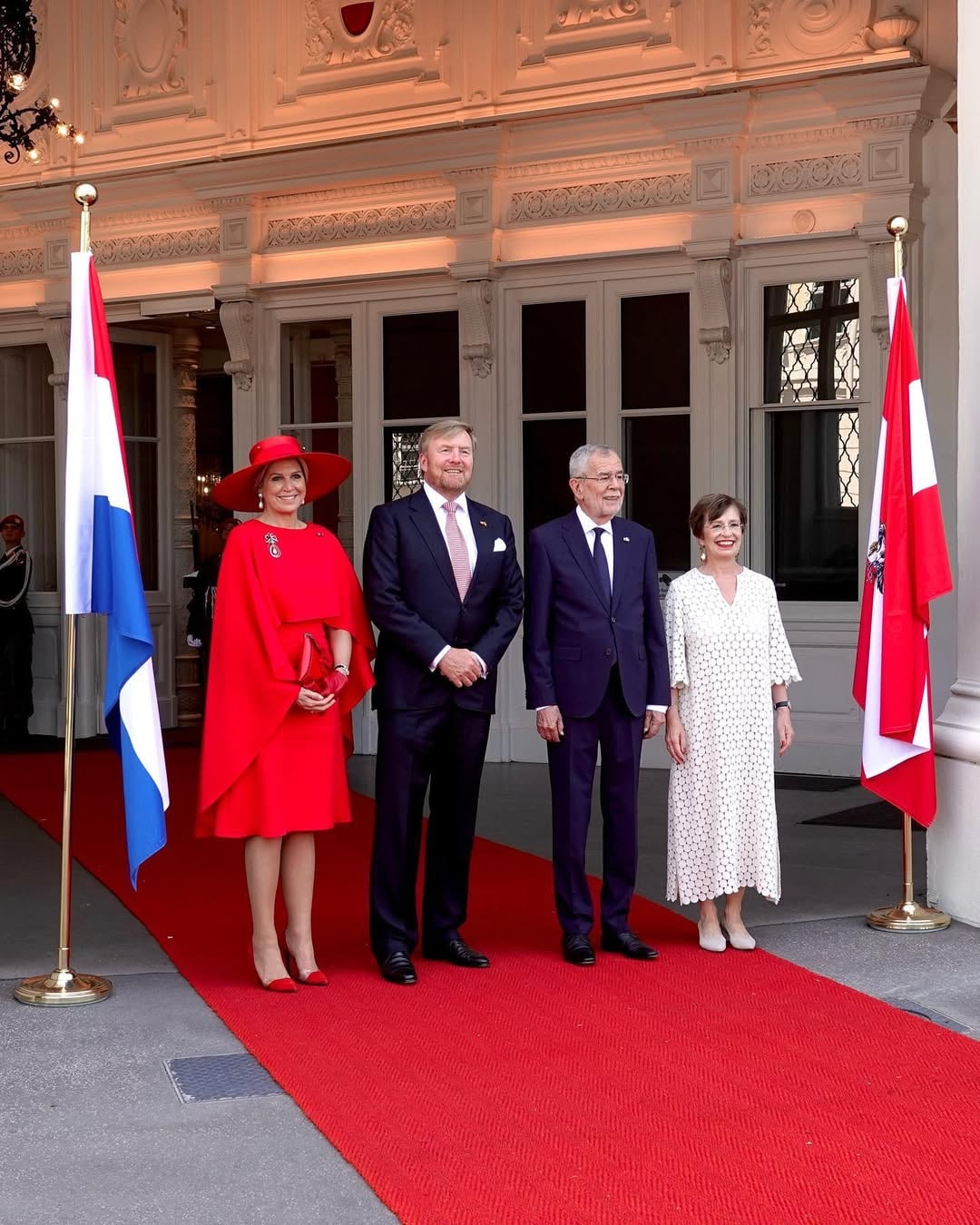 La reina usó el mismo vestido rojo el 27 de junio de 2022 cuando visitó Austria junto al rey Guillermo Alejandro (Foto: Instagram @koninklijkhuis)