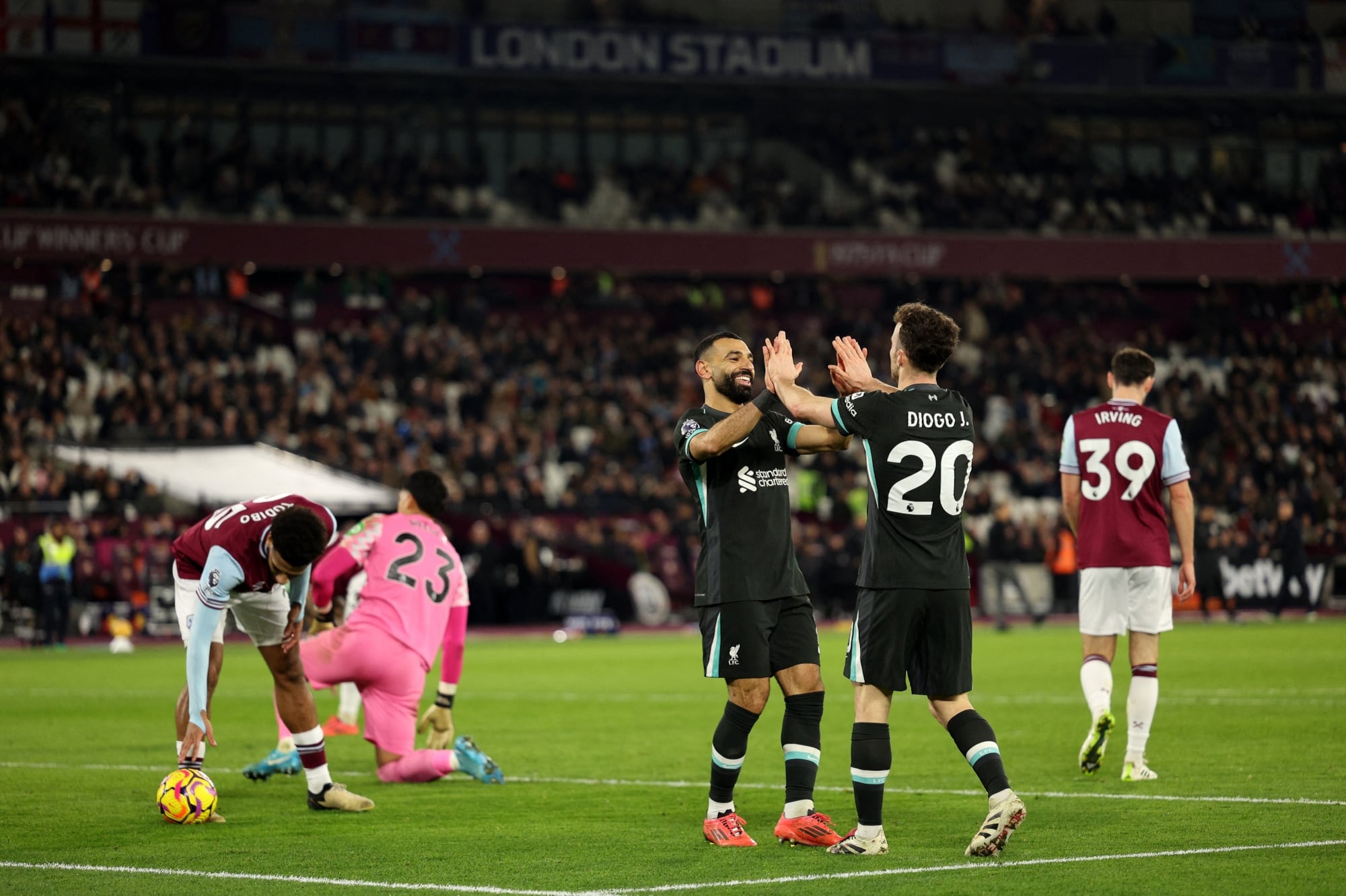 Salah festeja con Diogo Jota, a quien le dio la asistencia para el quinto gol