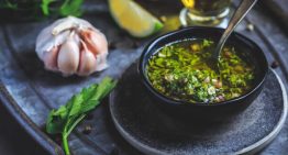 El truco para hacer el mejor chimichurri casero para la carne a la parrilla, según un chef