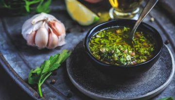 El truco para hacer el mejor chimichurri casero para la carne a la parrilla, según un chef