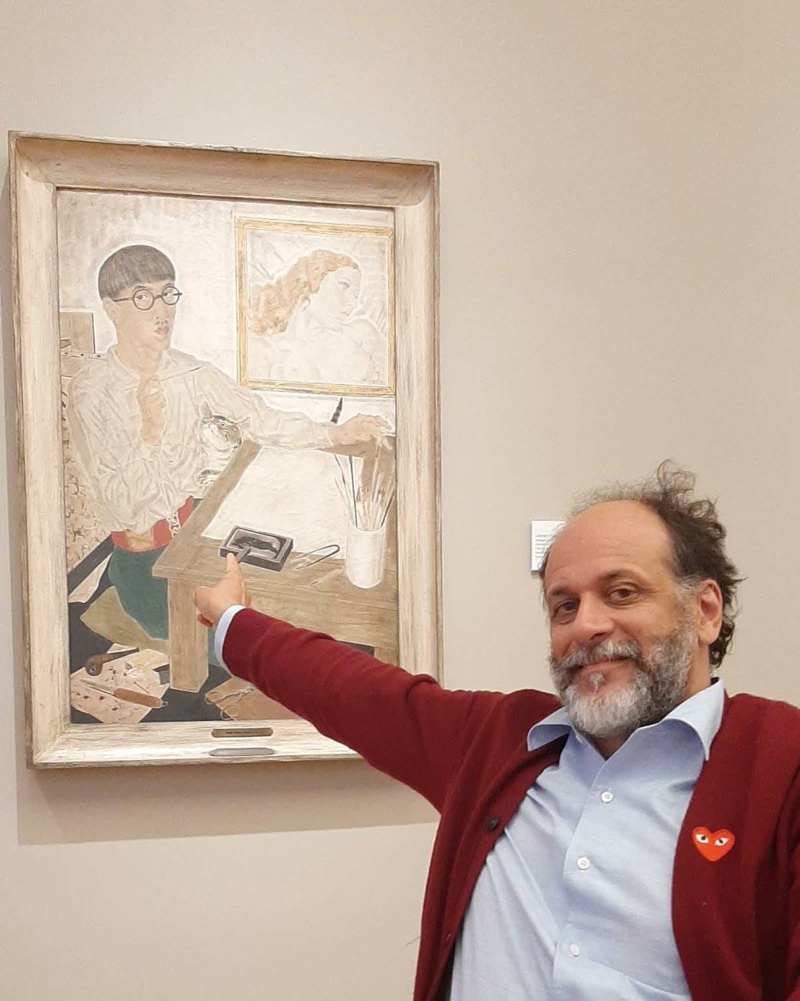 Luca Guadagnino, en su visita al Museo Nacional de Bellas Artes en 2022, señala un autorretrato del artista franco-japonés Léonard Tsuguharu Foujita, uno de sus pintores favoritos; la obra pertenece al acervo del MNBA